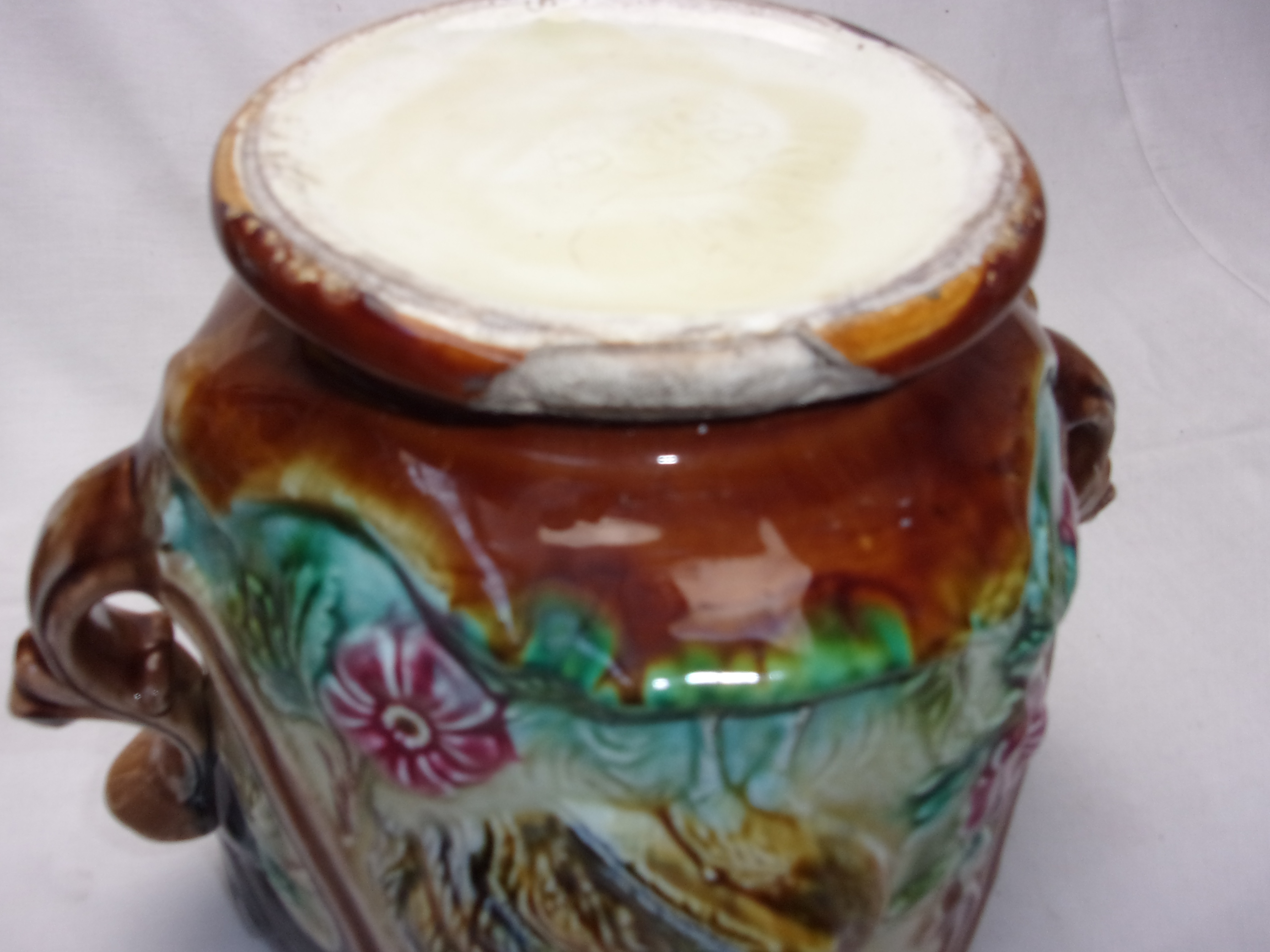 Voir photo 4 de Cache Pot en Céramique Polychrome représentant Volailles et Fleurs a Restaurer Cache Pot en Céramique Polychrome représentant Volailles et Fleurs a Restaurer État correct reconditionné photo 4