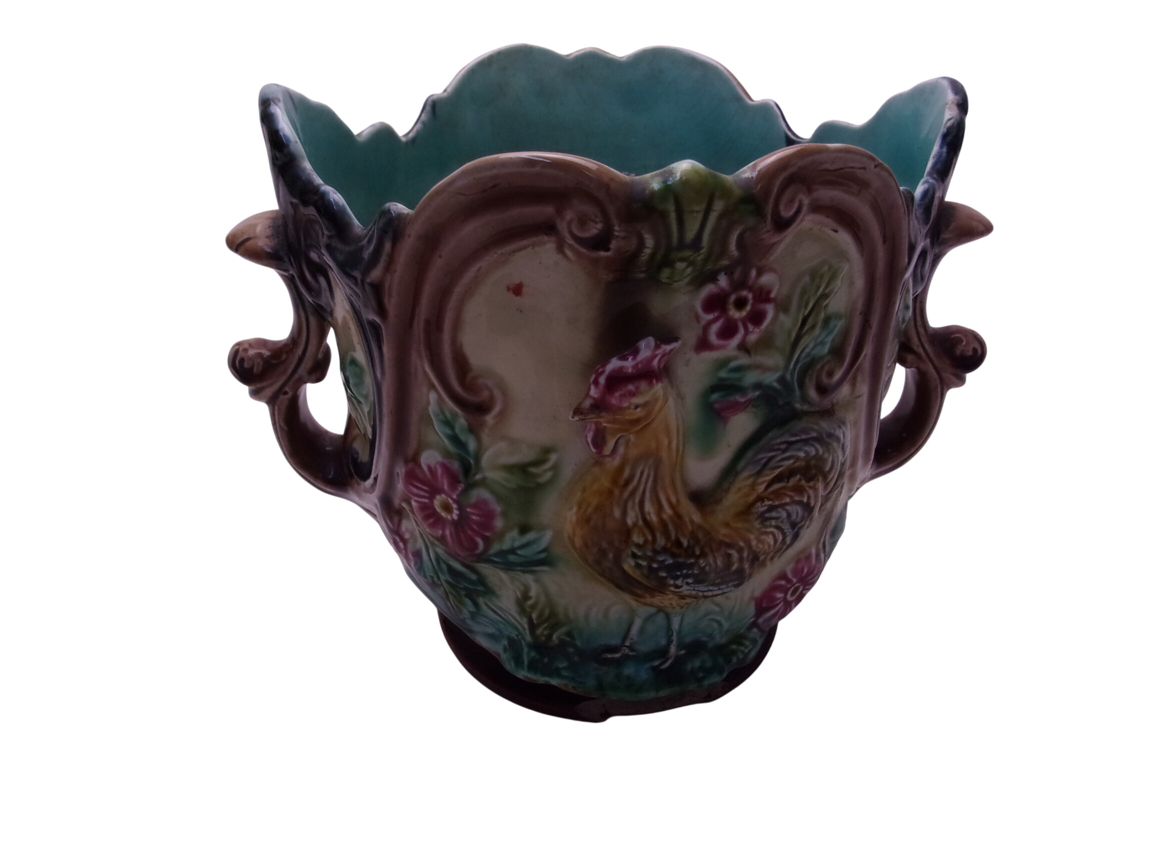 Cache Pot en Céramique Polychrome représentant Volailles et Fleurs a Restaurer État correct - 30,00 € Cache Pot en Céramique Polychrome représentant Volailles et Fleurs a Restaurer État correct reconditionné disponible sur Label Emmaüs