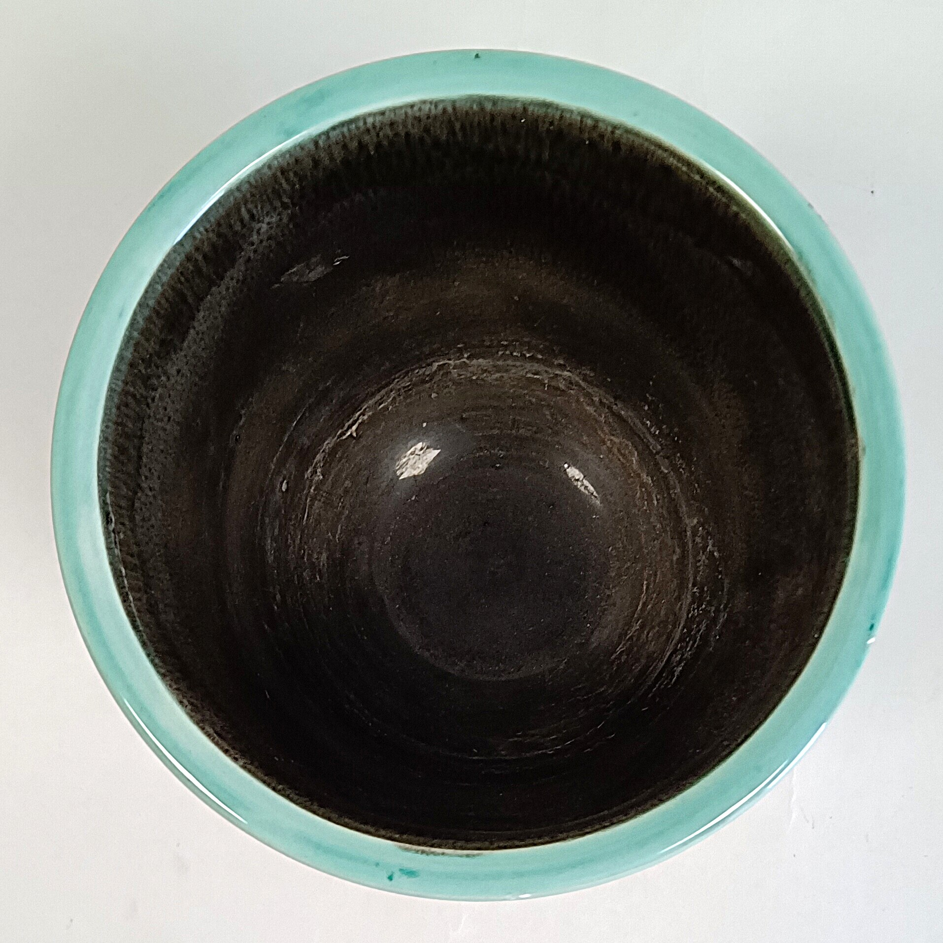 Voir photo 2 de Cache-pot vintage en céramique peinte à la main – Décor floral – Cérart Monaco – Ø 18,5 cm Cache-pot vintage en céramique peinte à la main – Décor floral – Cérart Monaco – Ø 18,5 cm Bon état reconditionné photo 2