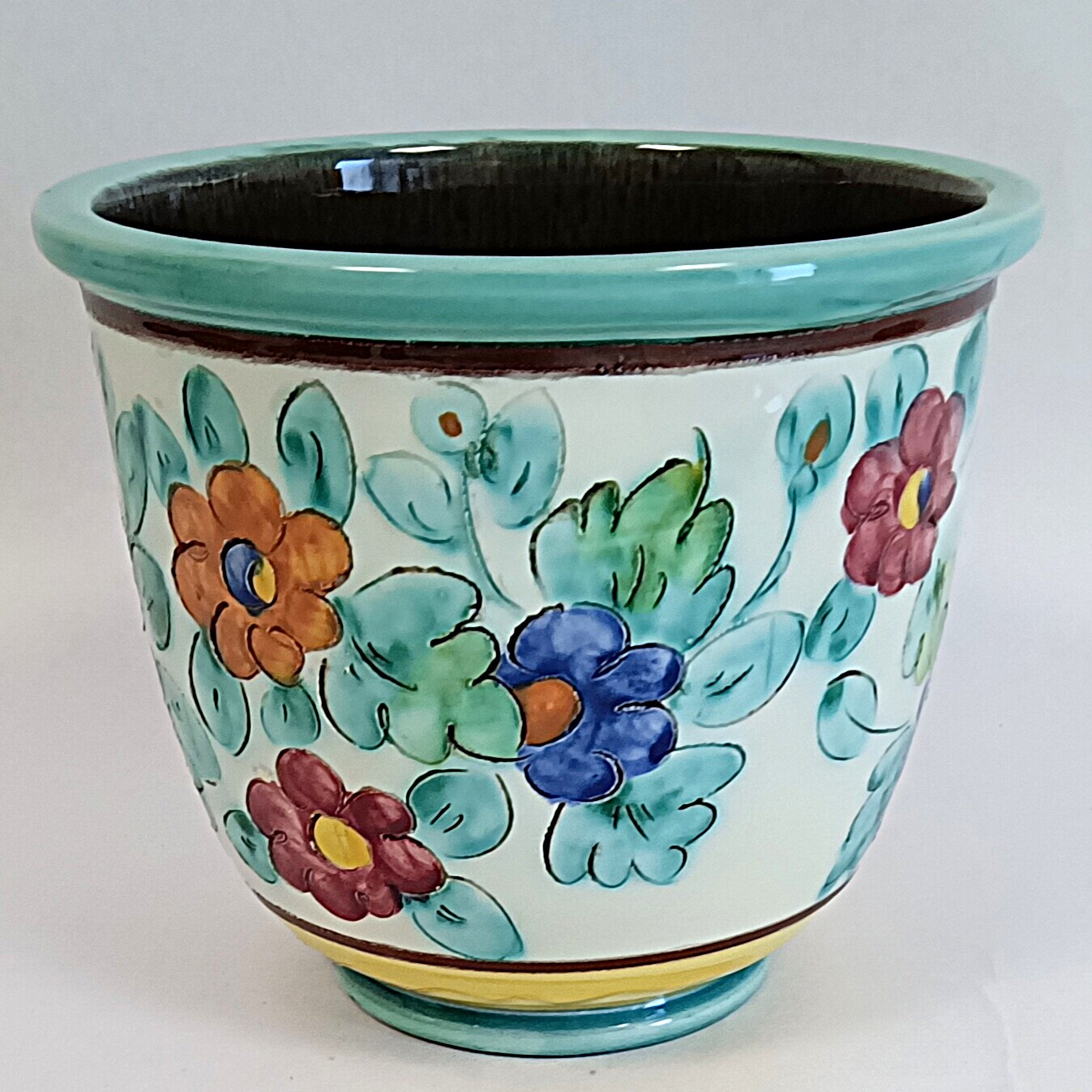 Voir photo 3 de Cache-pot vintage en céramique peinte à la main – Décor floral – Cérart Monaco – Ø 18,5 cm Cache-pot vintage en céramique peinte à la main – Décor floral – Cérart Monaco – Ø 18,5 cm Bon état reconditionné photo 3