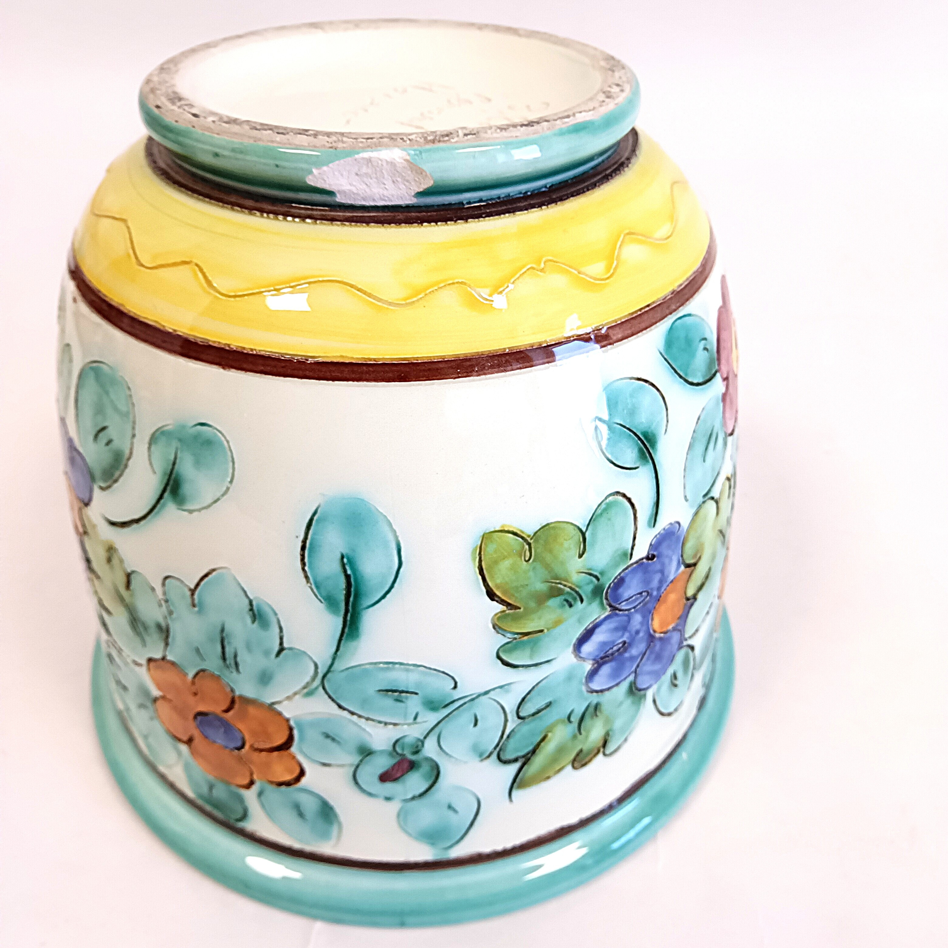 Voir photo 6 de Cache-pot vintage en céramique peinte à la main – Décor floral – Cérart Monaco – Ø 18,5 cm Cache-pot vintage en céramique peinte à la main – Décor floral – Cérart Monaco – Ø 18,5 cm Bon état reconditionné photo 6