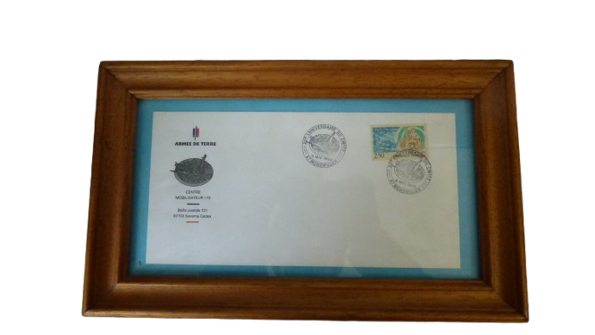 Cadre contenant une enveloppe de l'armée de terre des 20 ans du Centre Mobilisateur 172 - 8 mai 1993 Bon état - 10,00 € Cadre contenant une enveloppe de l'armée de terre des 20 ans du Centre Mobilisateur 172 - 8 mai 1993 Bon état reconditionné disponible sur Label Emmaüs