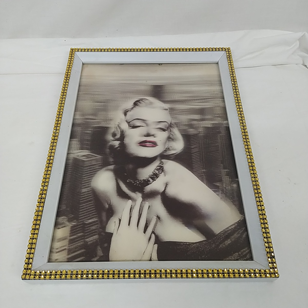 Acheter Cadre en 3 D Marylin Monroe Bon état - 10,00 € Cadre en 3 D Marylin Monroe Bon état reconditionné disponible sur Label Emmaüs
