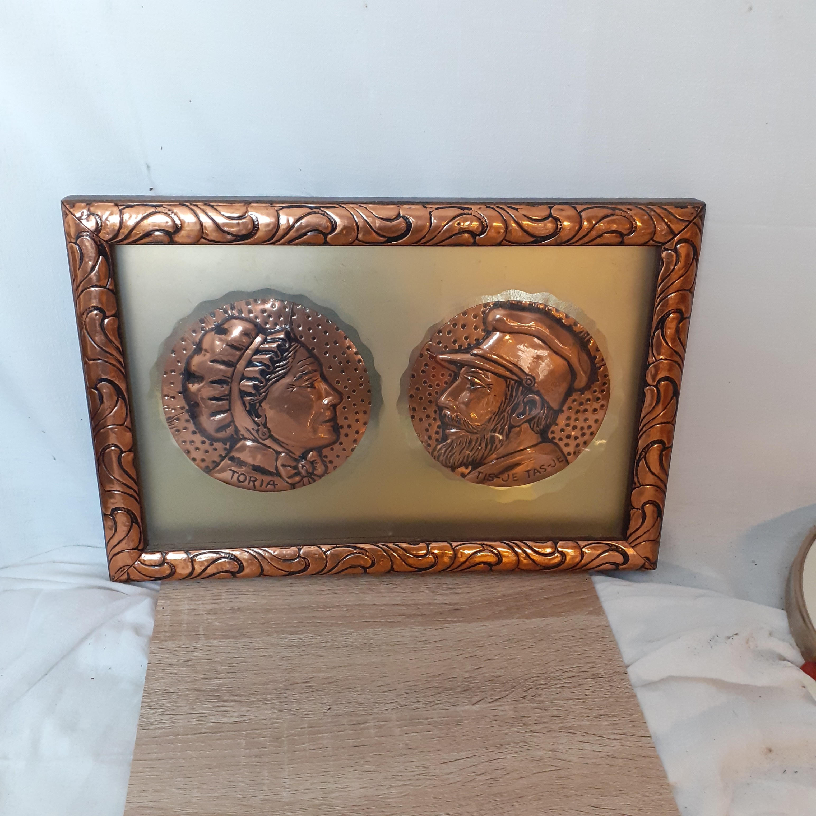 Voir photo 4 de Cadre ou plateau en Cuivre Folklorique des Flandres 'Tis-je Tas-je et toria" Géants d'Hazebrouck Cadre ou plateau en Cuivre Folklorique des Flandres 'Tis-je Tas-je et toria" Géants d'Hazebrouck Très bon état reconditionné photo 4