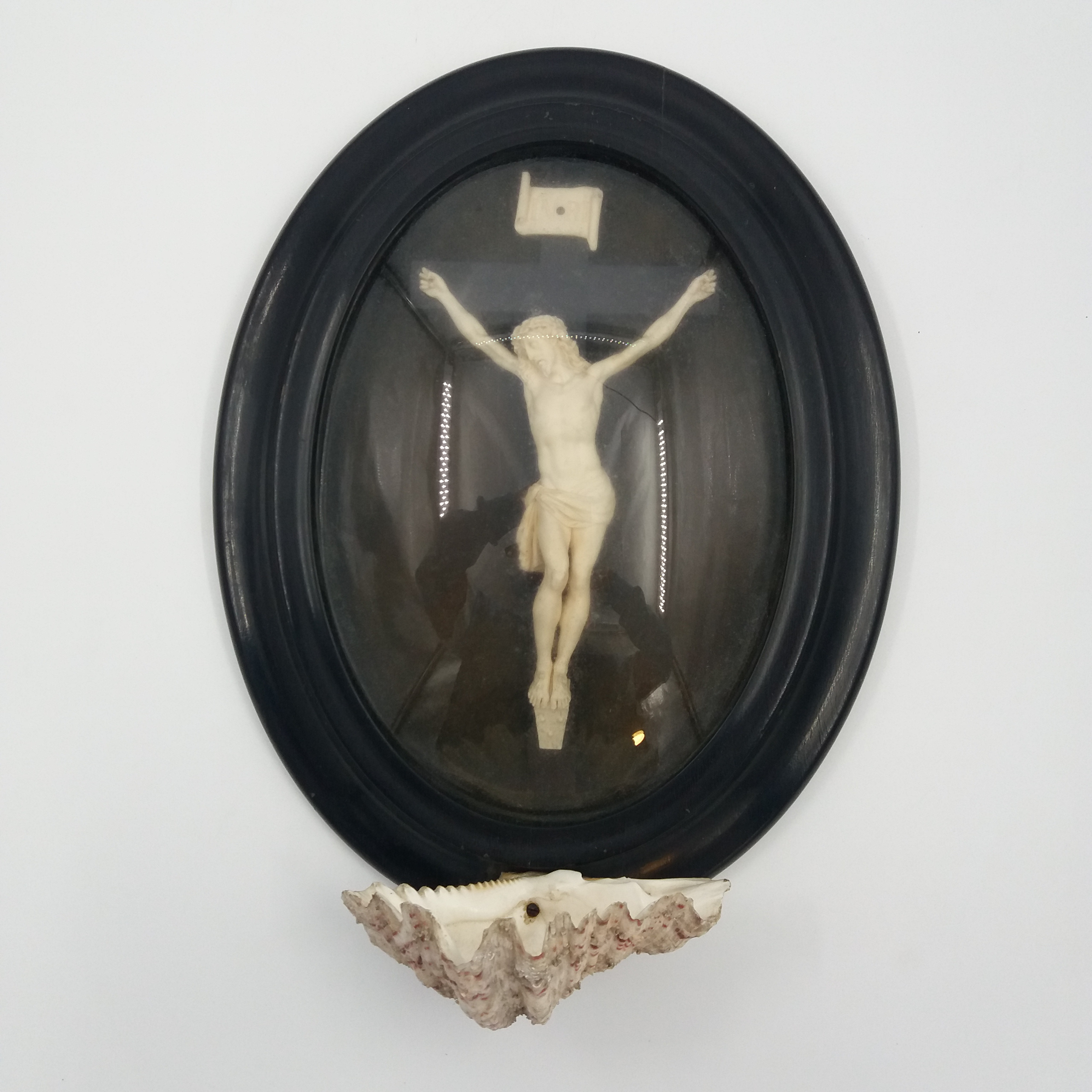 Cadre reliquaire ovale noir, Jésus sur la croix (Napoléon III) Bon état - 95,20 € Cadre reliquaire ovale noir, Jésus sur la croix (Napoléon III) Bon état reconditionné disponible sur Label Emmaüs