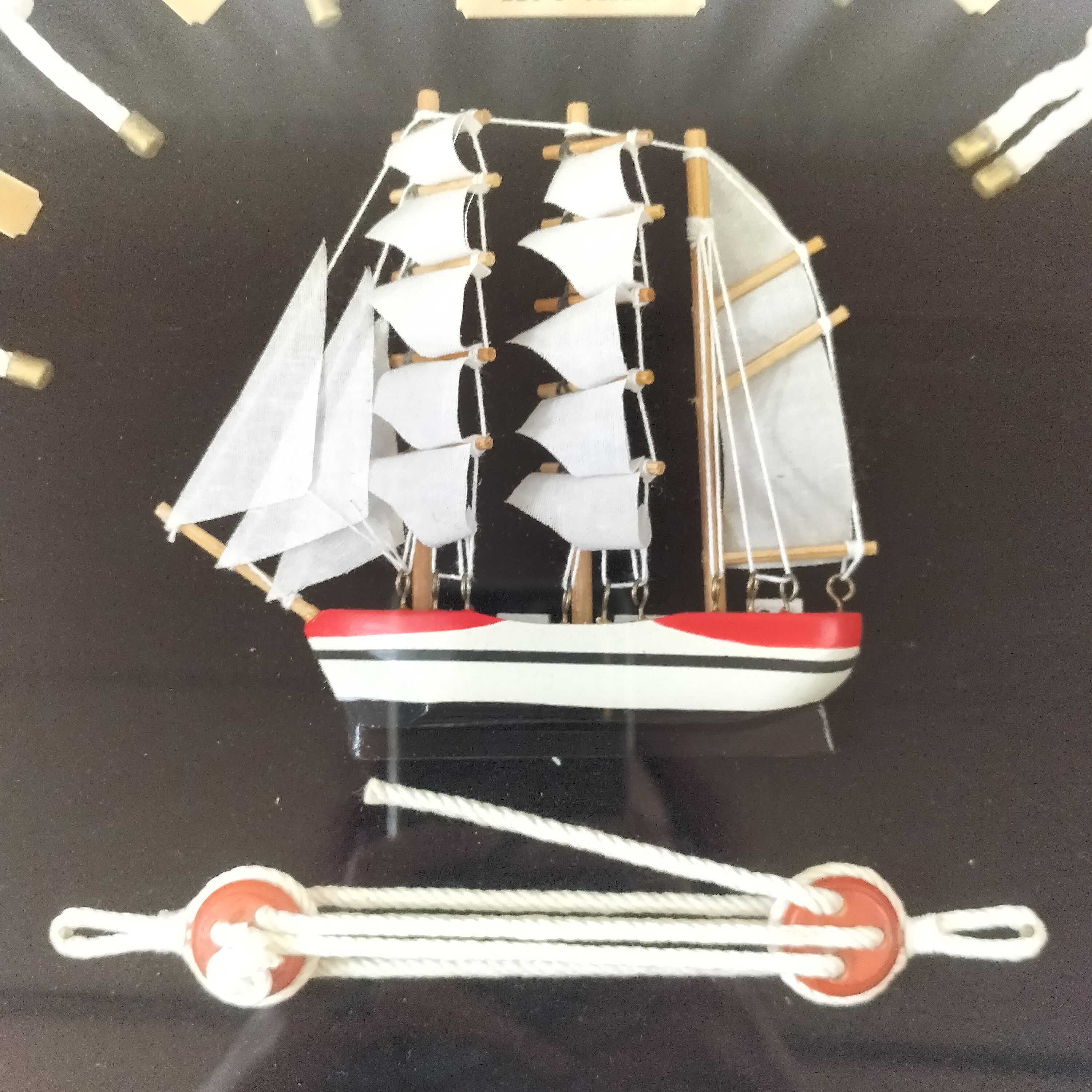 Voir photo 11 de Cadre vitrine de nœuds marins avec voilier – Bois & verre Cadre vitrine de nœuds marins avec voilier – Bois & verre Bon état reconditionné photo 11