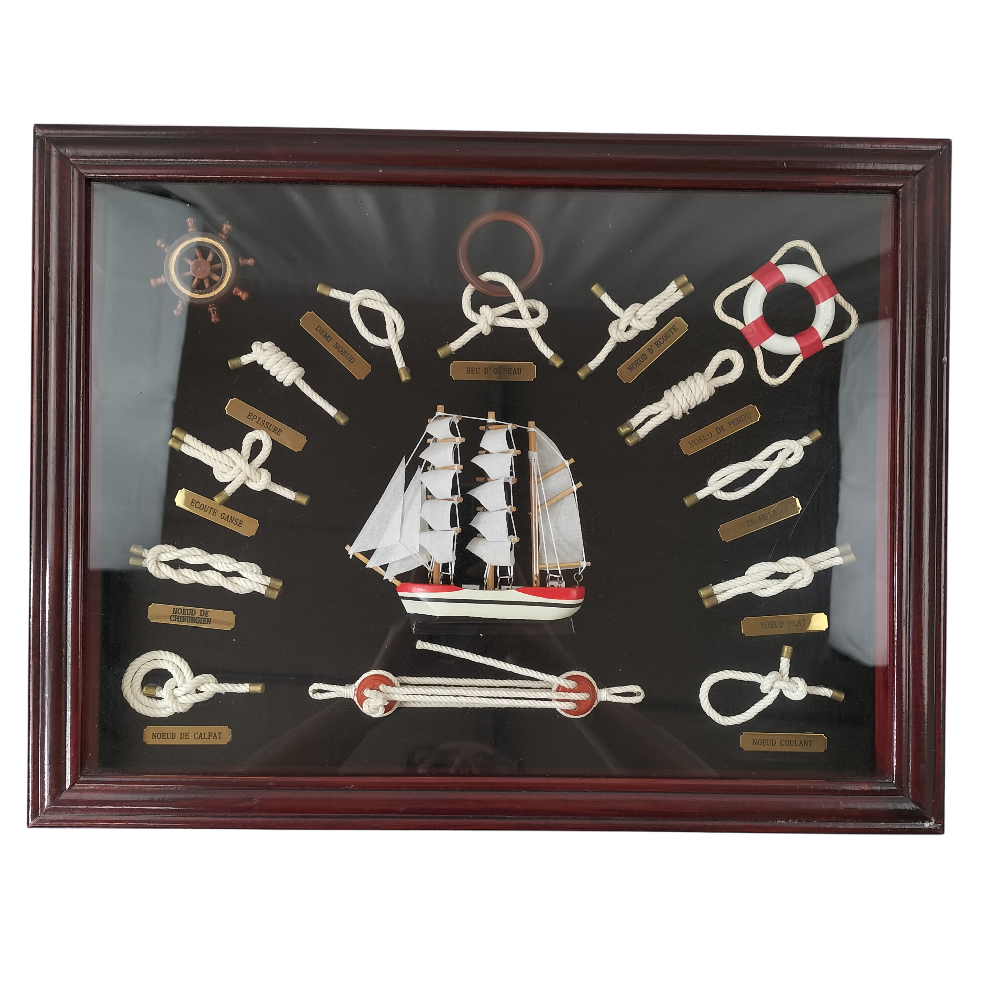 Cadre vitrine de nœuds marins avec voilier – Bois & verre Bon état - 12,50 € Cadre vitrine de nœuds marins avec voilier – Bois & verre Bon état reconditionné disponible sur Label Emmaüs