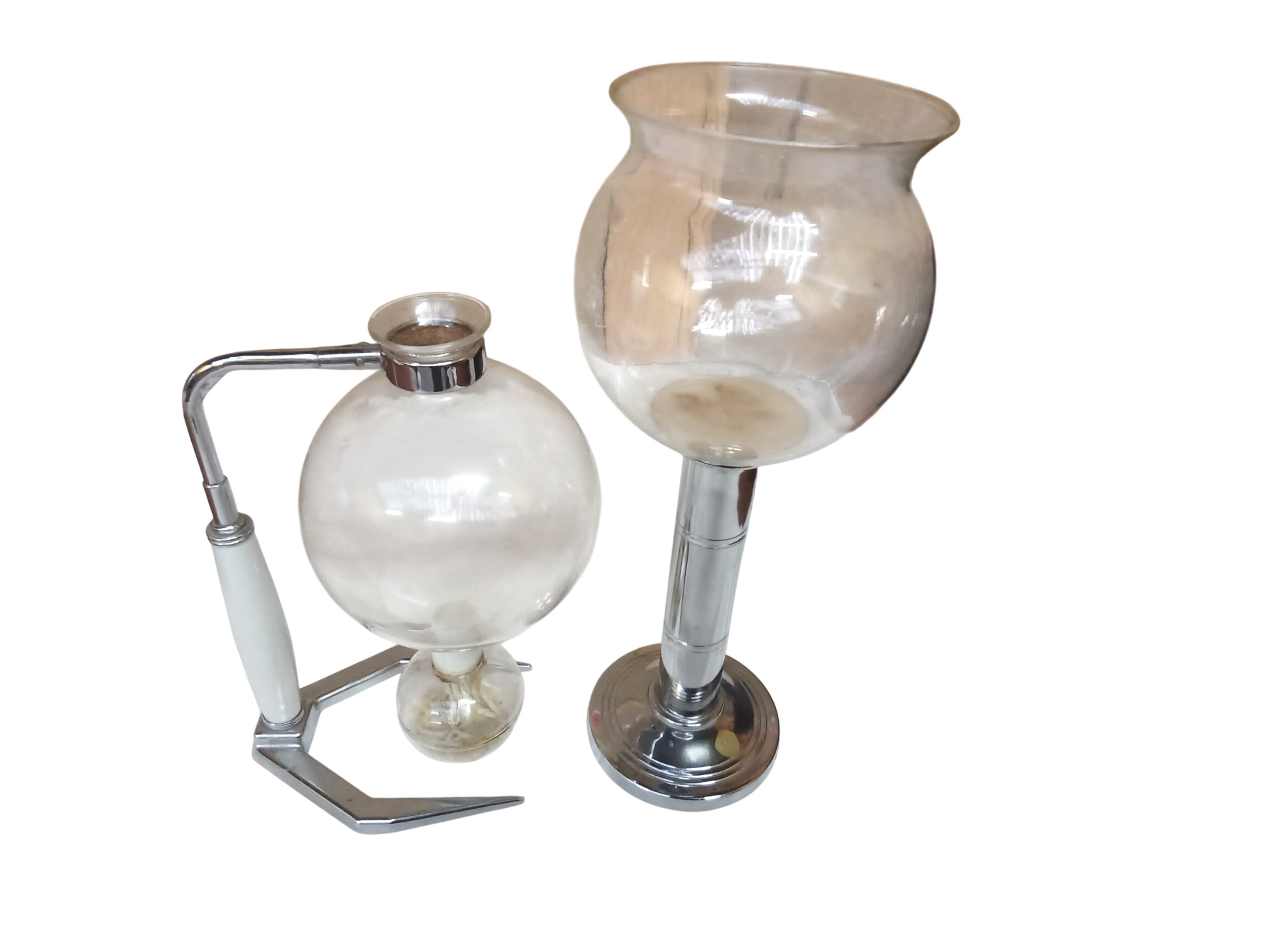 Cafetière à dépression de la marque HELLEM FRANCE Bon état - 70,00 € Cafetière à dépression de la marque HELLEM FRANCE Bon état reconditionné disponible sur Label Emmaüs