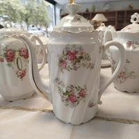 Voir photo 2 de Cafetière ancienne en porcelaine blanche à fleurs roses et liseré doré – style romantique Cafetière ancienne en porcelaine blanche à fleurs roses et liseré doré – style romantique Très bon état reconditionné photo 2