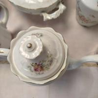 Voir photo 3 de Cafetière ancienne en porcelaine blanche à fleurs roses et liseré doré – style romantique Cafetière ancienne en porcelaine blanche à fleurs roses et liseré doré – style romantique Très bon état reconditionné photo 3