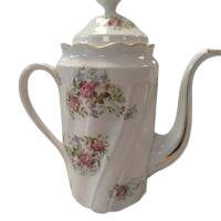 Cafetière ancienne en porcelaine blanche à fleurs roses et liseré doré – style romantique Très bon état - 13,00 € Cafetière ancienne en porcelaine blanche à fleurs roses et liseré doré – style romantique Très bon état reconditionné disponible sur Label Emmaüs