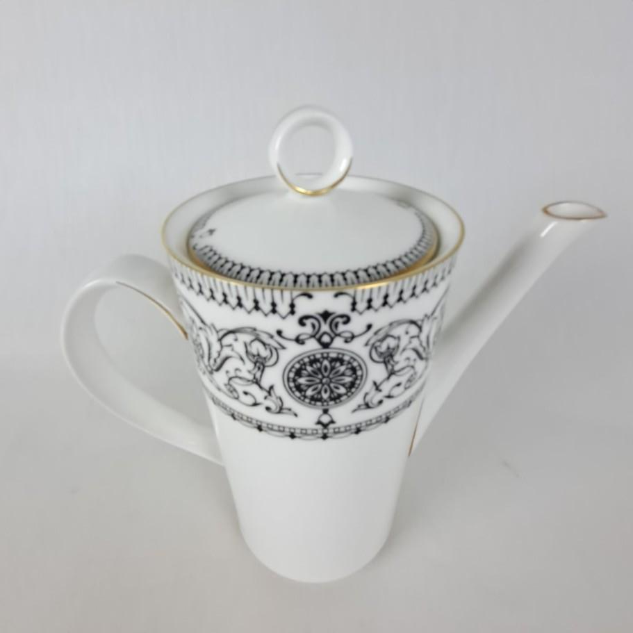 Cafetière "Padua" - Royal Worcester - Porcelaine anglaise Très bon état - 39,20 € Cafetière "Padua" - Royal Worcester - Porcelaine anglaise Très bon état reconditionné disponible sur Label Emmaüs