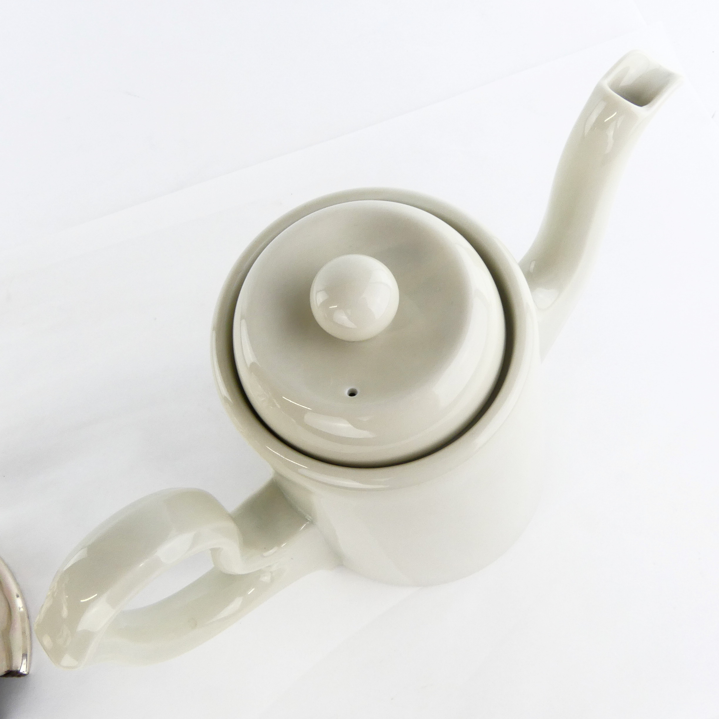 Voir photo 2 de Cafetière porcelaine à couvercle isolant en métal argenté Cafetière porcelaine à couvercle isolant en métal argenté Bon état reconditionné photo 2