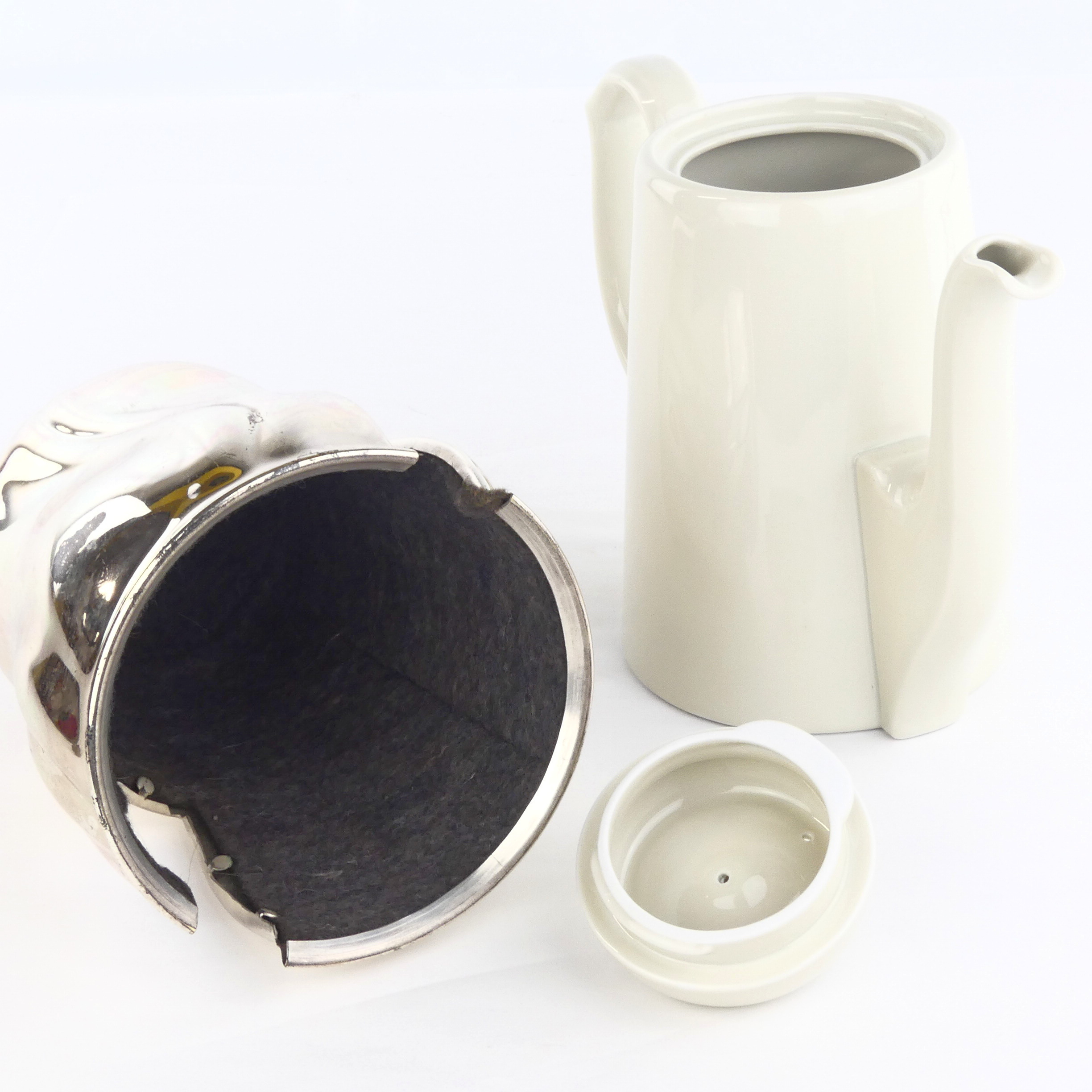 Voir photo 3 de Cafetière porcelaine à couvercle isolant en métal argenté Cafetière porcelaine à couvercle isolant en métal argenté Bon état reconditionné photo 3