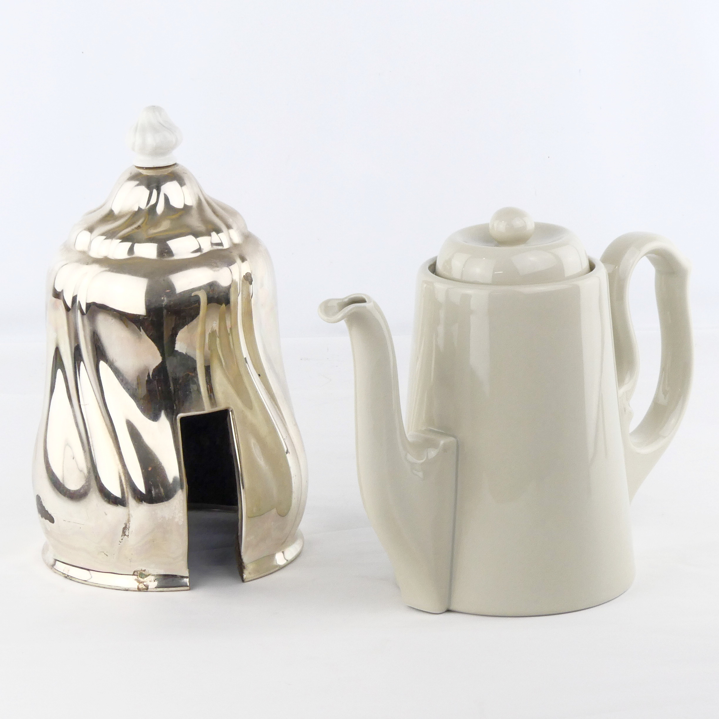 Voir photo 4 de Cafetière porcelaine à couvercle isolant en métal argenté Cafetière porcelaine à couvercle isolant en métal argenté Bon état reconditionné photo 4