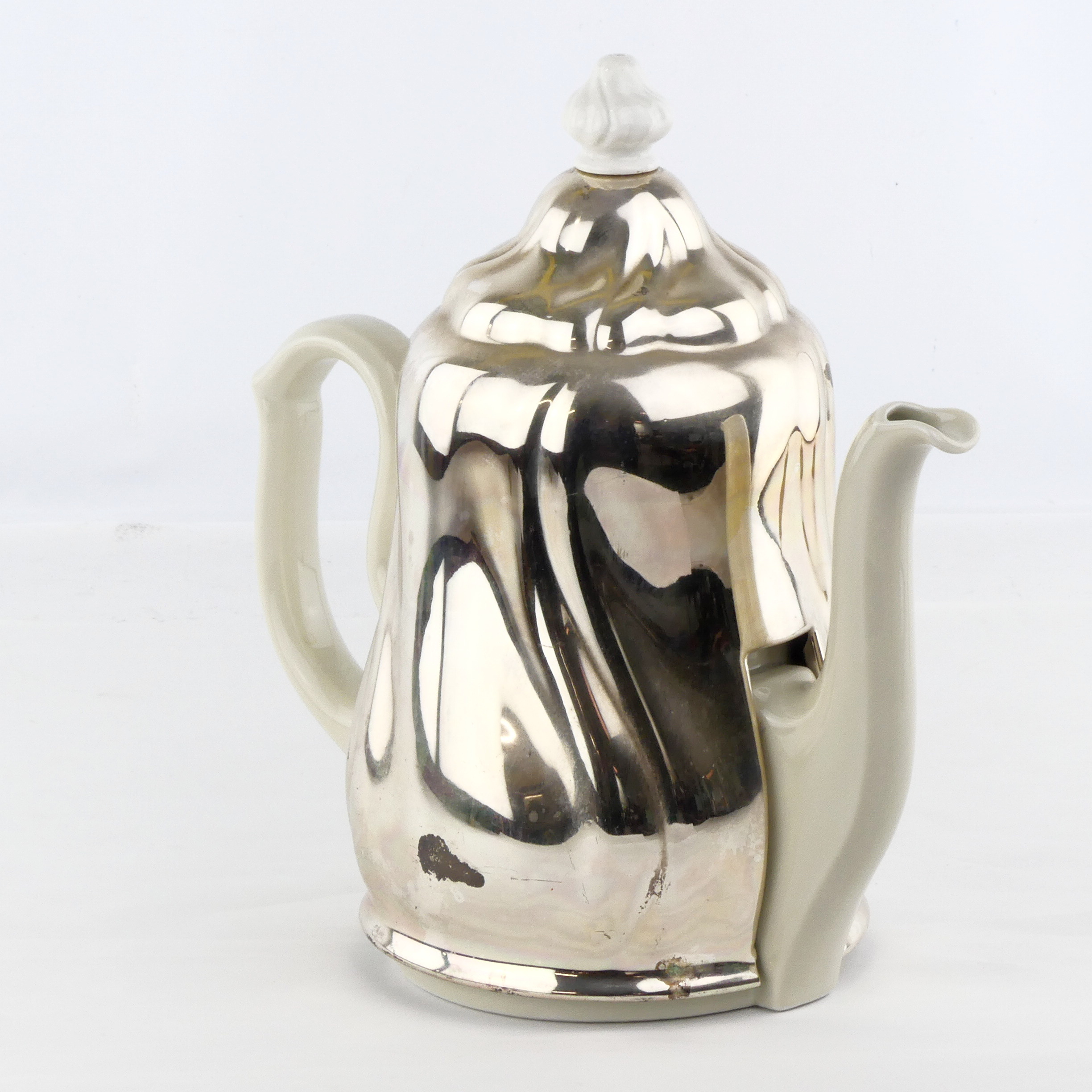 Voir photo 6 de Cafetière porcelaine à couvercle isolant en métal argenté Cafetière porcelaine à couvercle isolant en métal argenté Bon état reconditionné photo 6