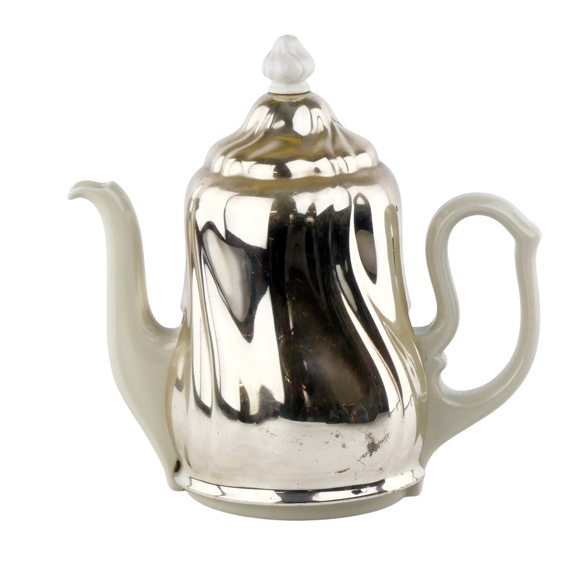 Cafetière porcelaine à couvercle isolant en métal argenté Bon état - 30,00 € Cafetière porcelaine à couvercle isolant en métal argenté Bon état reconditionné disponible sur Label Emmaüs
