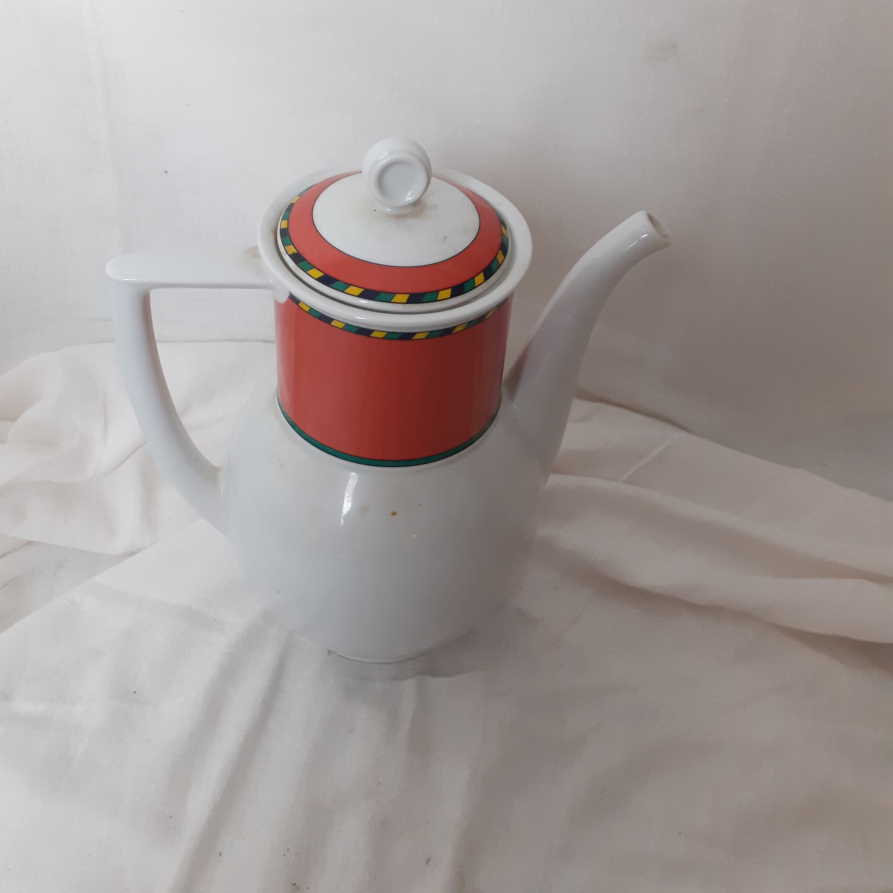 Voir photo 2 de Cafetière rétro en porcelaine orange et blanc de marque ELISTA en parfait état. Cafetière rétro en porcelaine orange et blanc de marque ELISTA en parfait état. Très bon état reconditionné photo 2