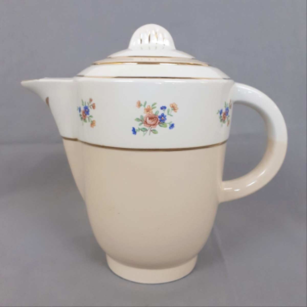 Voir photo 2 de Cafetière - Semi porcelaine - Année 50/60 - Saint Amand Orchies Cafetière - Semi porcelaine - Année 50/60 - Saint Amand Orchies Très bon état reconditionné photo 2