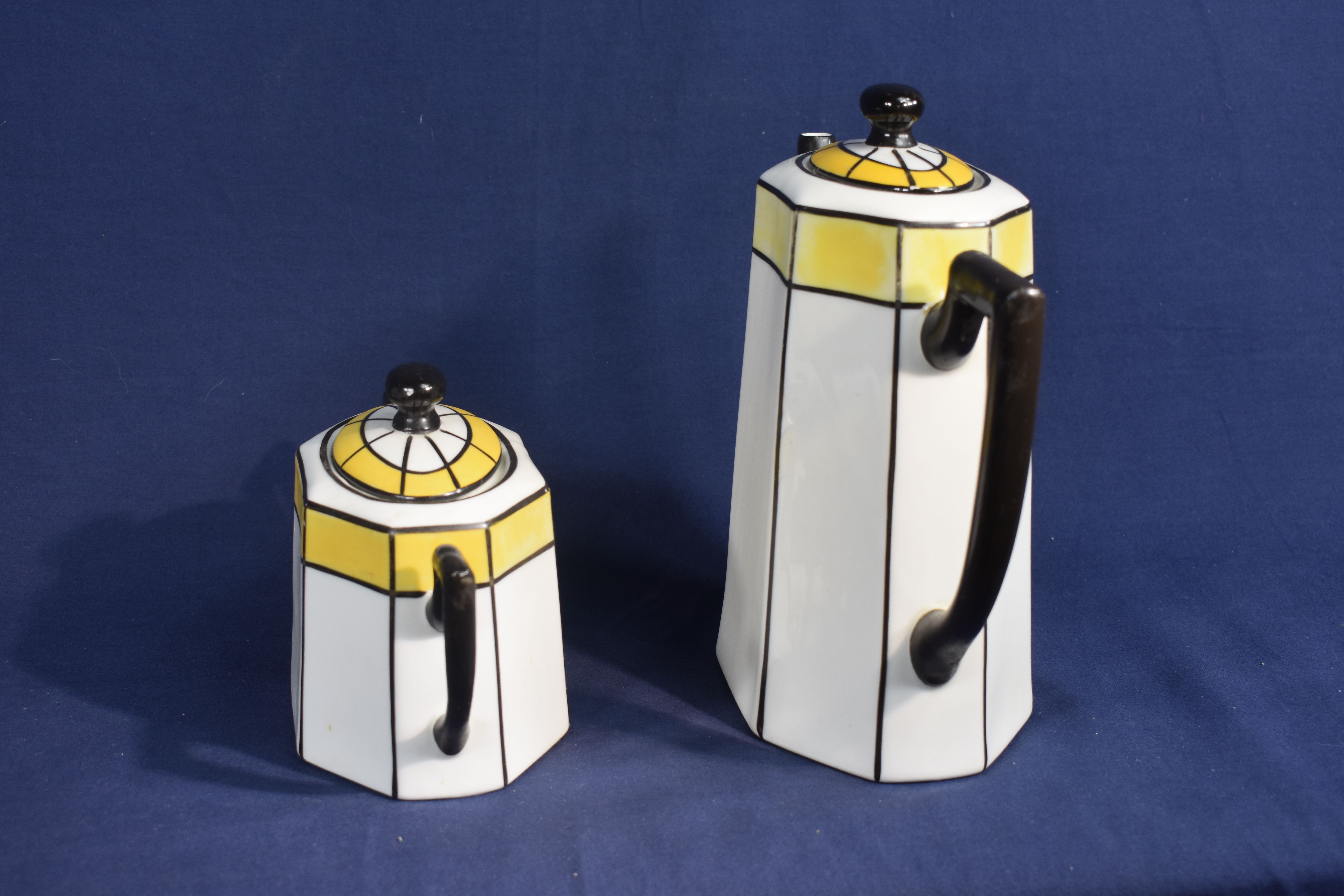 Voir photo 2 de Cafetière + sucrier en porcelaine " Art Déco ", cafetière h. 20 cm et sucrier h. 10 cm. Cafetière + sucrier en porcelaine " Art Déco ", cafetière h. 20 cm et sucrier h. 10 cm. reconditionné photo 2