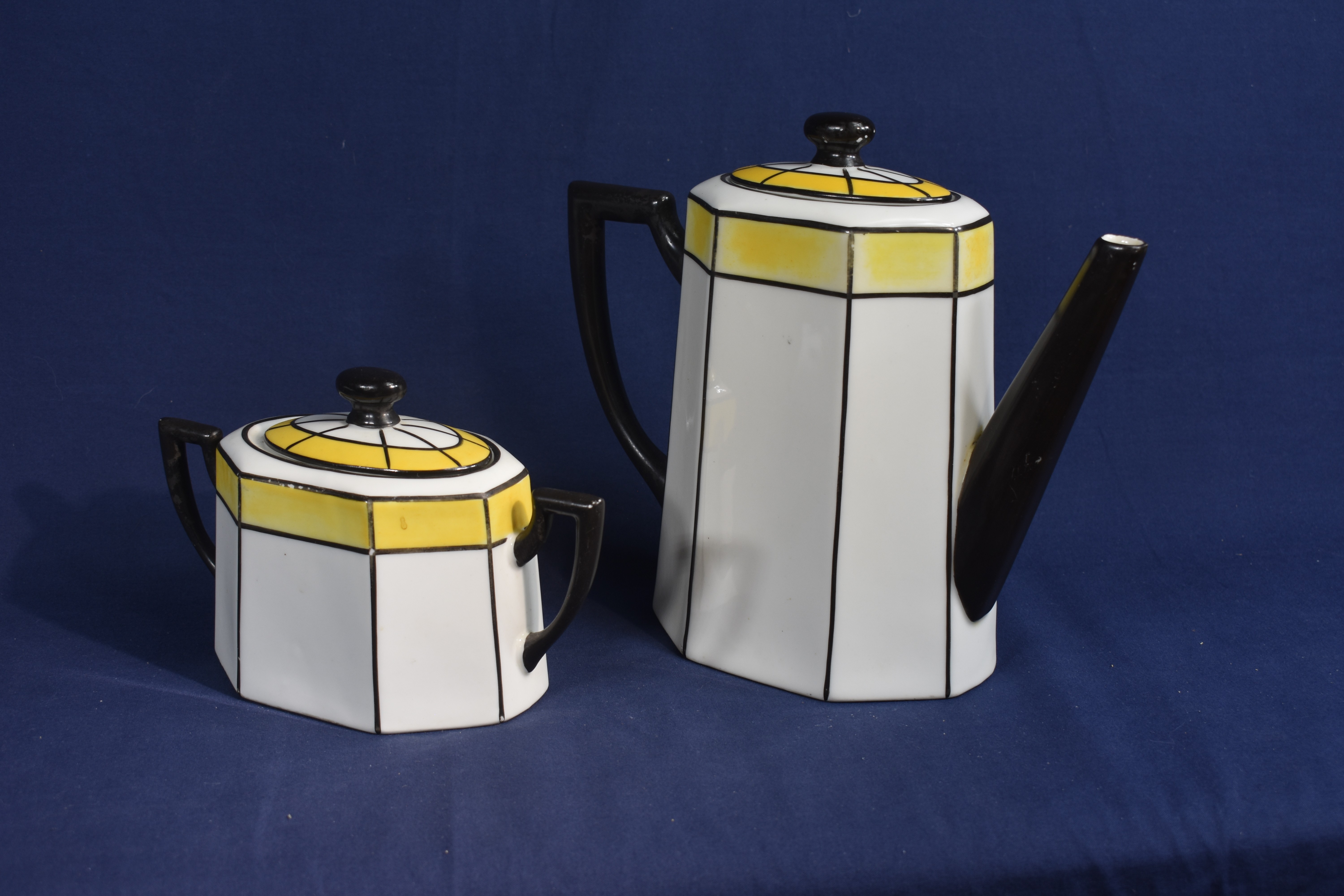 Voir photo 3 de Cafetière + sucrier en porcelaine " Art Déco ", cafetière h. 20 cm et sucrier h. 10 cm. Cafetière + sucrier en porcelaine " Art Déco ", cafetière h. 20 cm et sucrier h. 10 cm. reconditionné photo 3