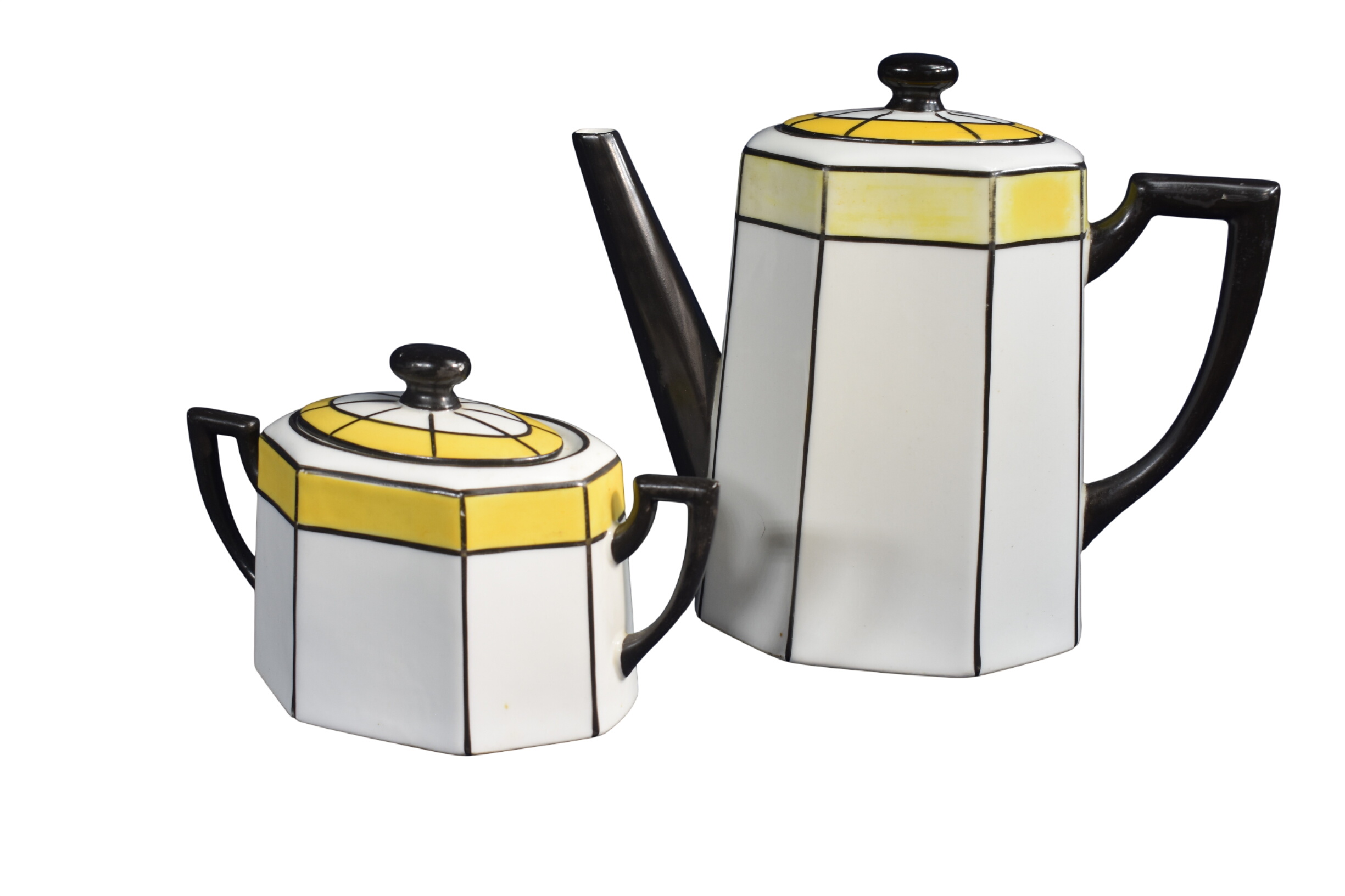 Cafetière + sucrier en porcelaine " Art Déco ", cafetière h. 20 cm et sucrier h. 10 cm. - 63,00 € Cafetière + sucrier en porcelaine " Art Déco ", cafetière h. 20 cm et sucrier h. 10 cm. reconditionné disponible sur Label Emmaüs