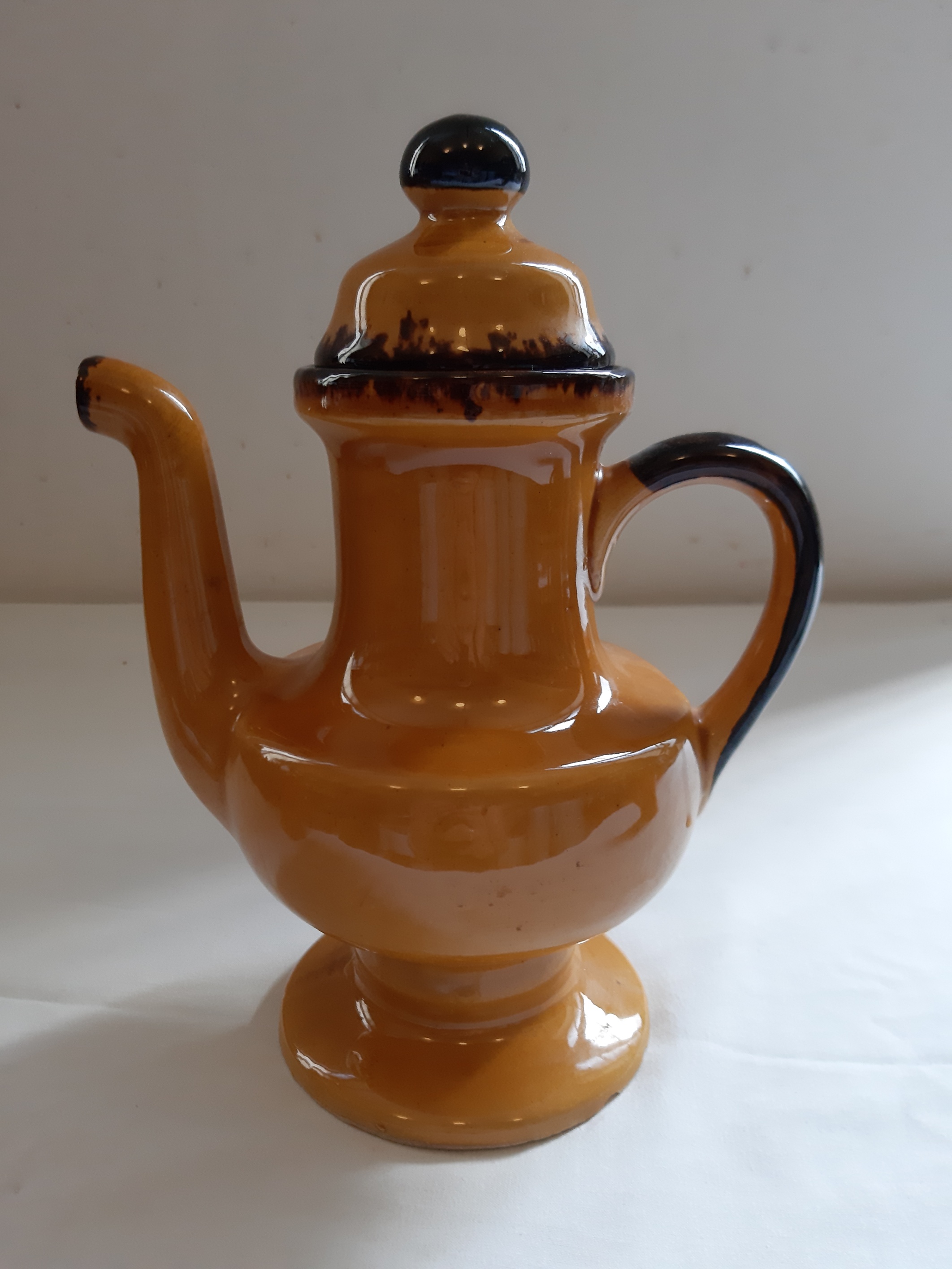 Voir photo 2 de Cafetière, Théière en céramique tournée main, avec ses 2 tasses, signée, vintage Cafetière, Théière en céramique tournée main, avec ses 2 tasses, signée, vintage Bon état reconditionné photo 2
