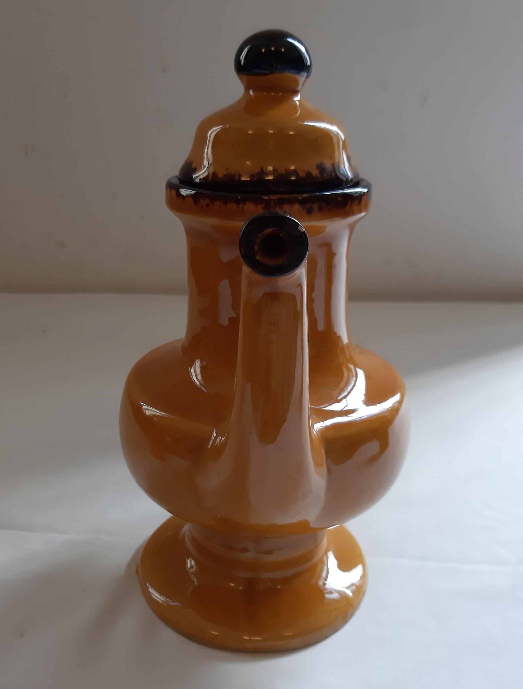 Voir photo 3 de Cafetière, Théière en céramique tournée main, avec ses 2 tasses, signée, vintage Cafetière, Théière en céramique tournée main, avec ses 2 tasses, signée, vintage Bon état reconditionné photo 3