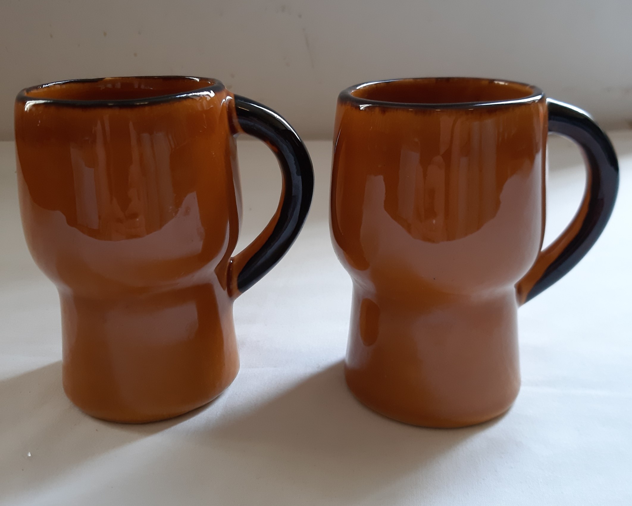 Voir photo 4 de Cafetière, Théière en céramique tournée main, avec ses 2 tasses, signée, vintage Cafetière, Théière en céramique tournée main, avec ses 2 tasses, signée, vintage Bon état reconditionné photo 4