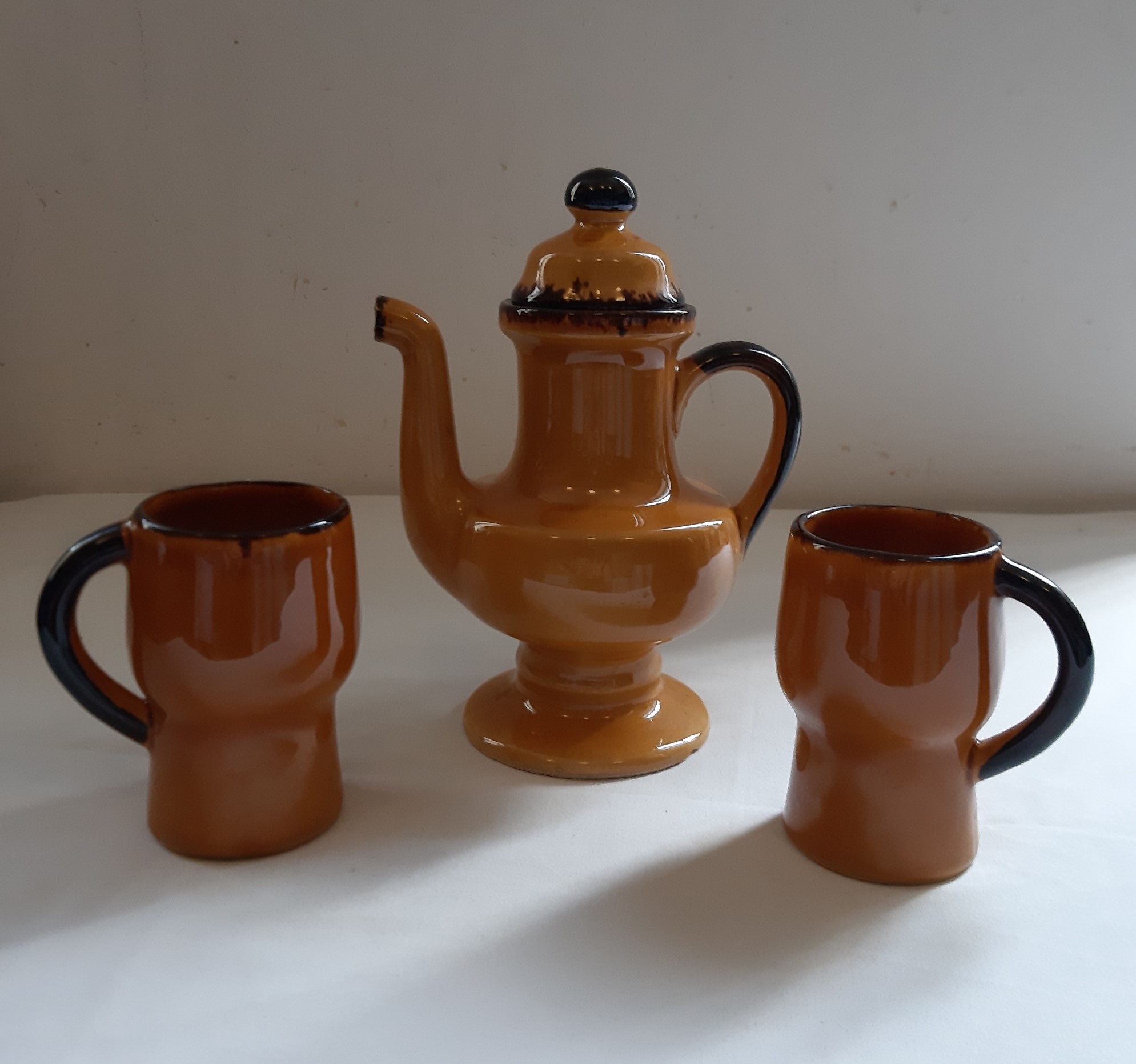Cafetière, Théière en céramique tournée main, avec ses 2 tasses, signée, vintage Bon état - 30,00 € Cafetière, Théière en céramique tournée main, avec ses 2 tasses, signée, vintage Bon état reconditionné disponible sur Label Emmaüs