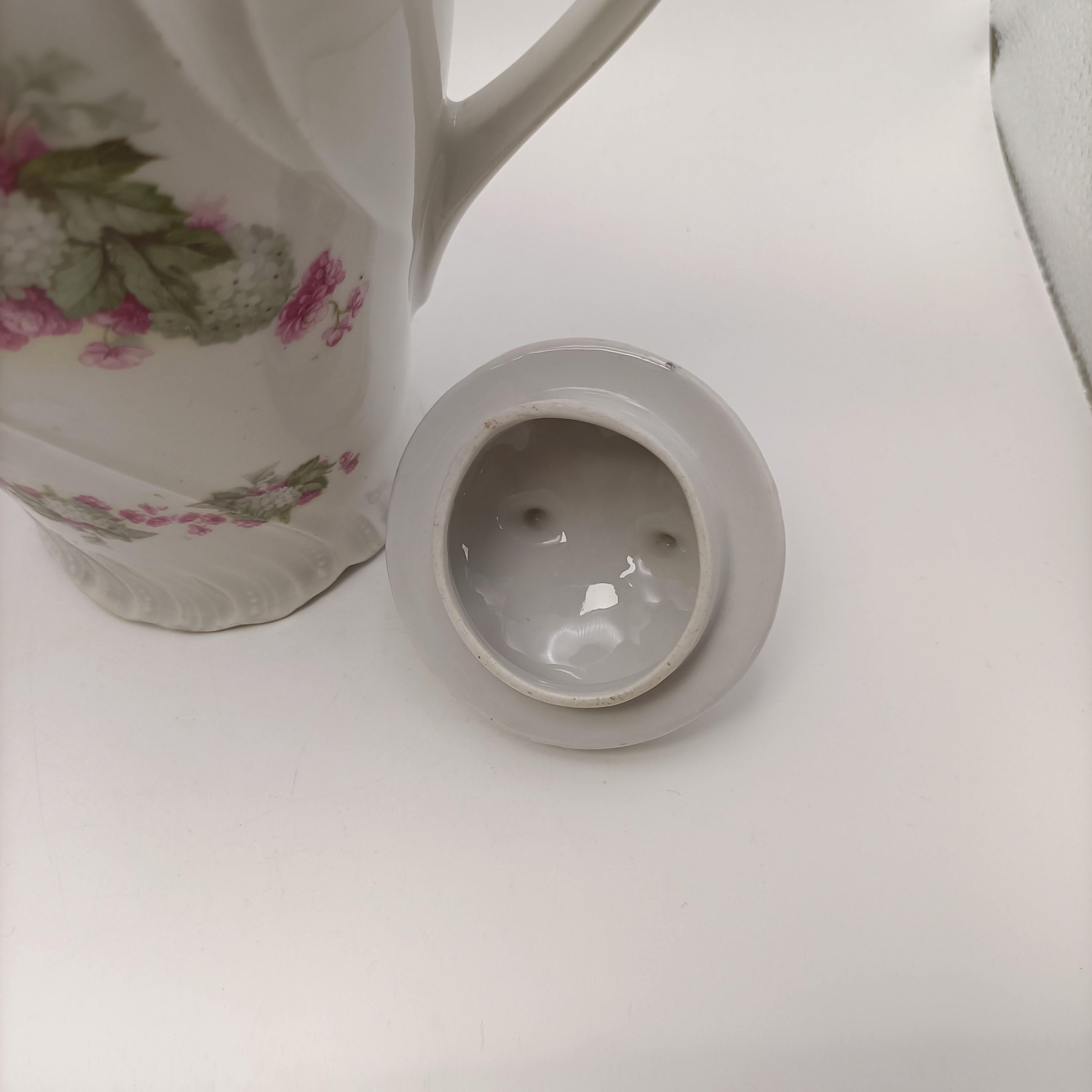 Voir photo 13 de Cafetière théière faïence blanche décor floral rose style romantique 23 cm Cafetière théière faïence blanche décor floral rose style romantique 23 cm reconditionné photo 13