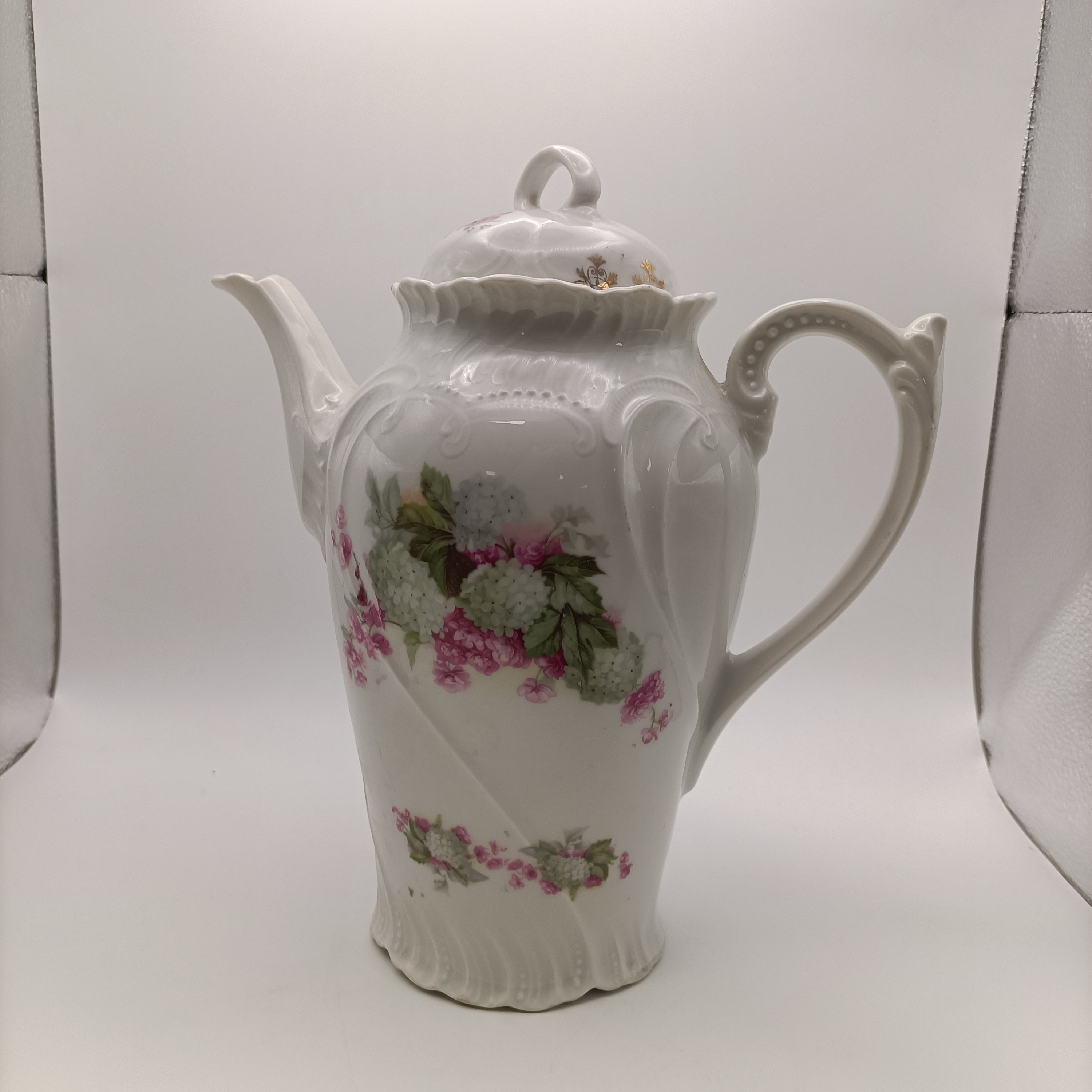Voir photo 2 de Cafetière théière faïence blanche décor floral rose style romantique 23 cm Cafetière théière faïence blanche décor floral rose style romantique 23 cm reconditionné photo 2
