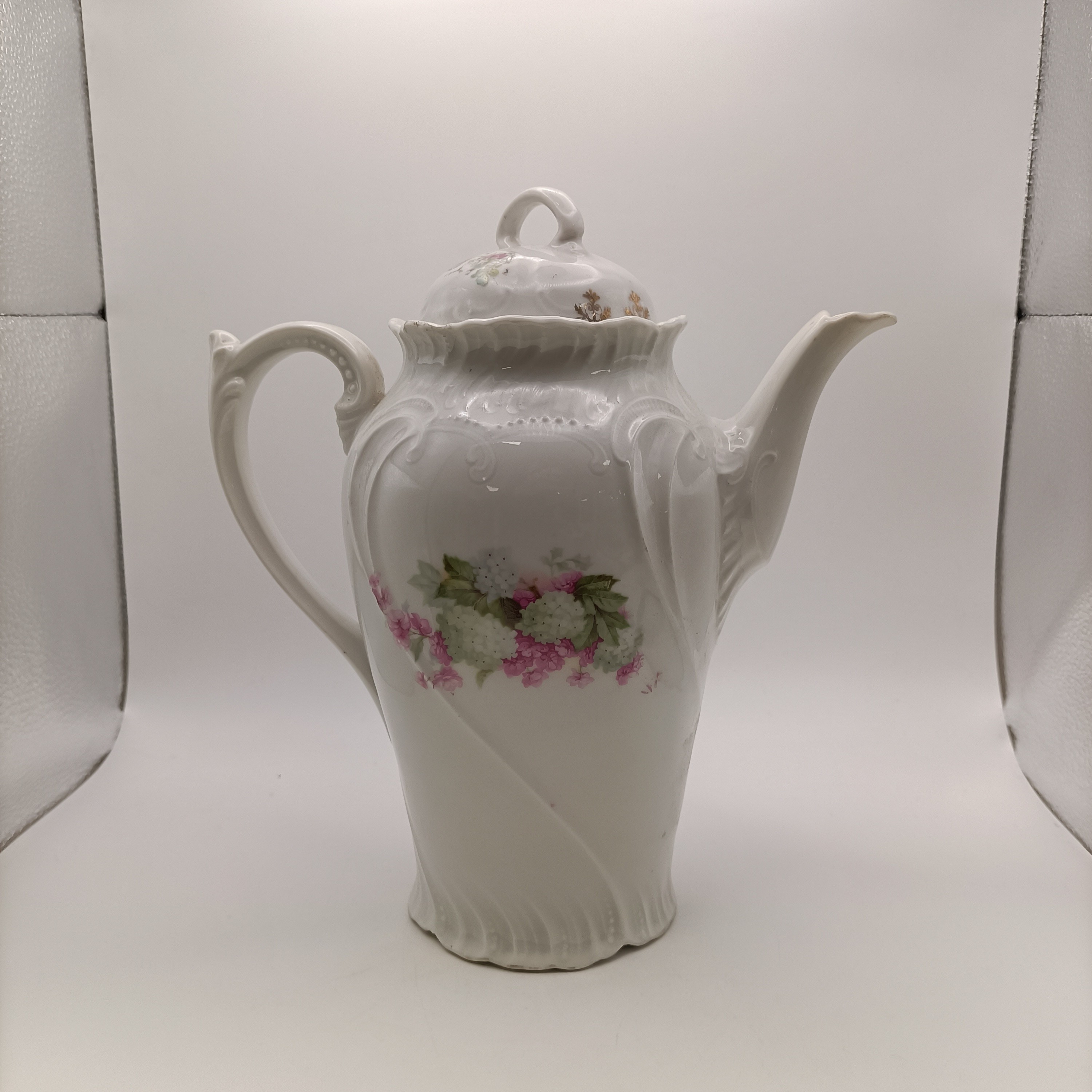 Voir photo 3 de Cafetière théière faïence blanche décor floral rose style romantique 23 cm Cafetière théière faïence blanche décor floral rose style romantique 23 cm reconditionné photo 3