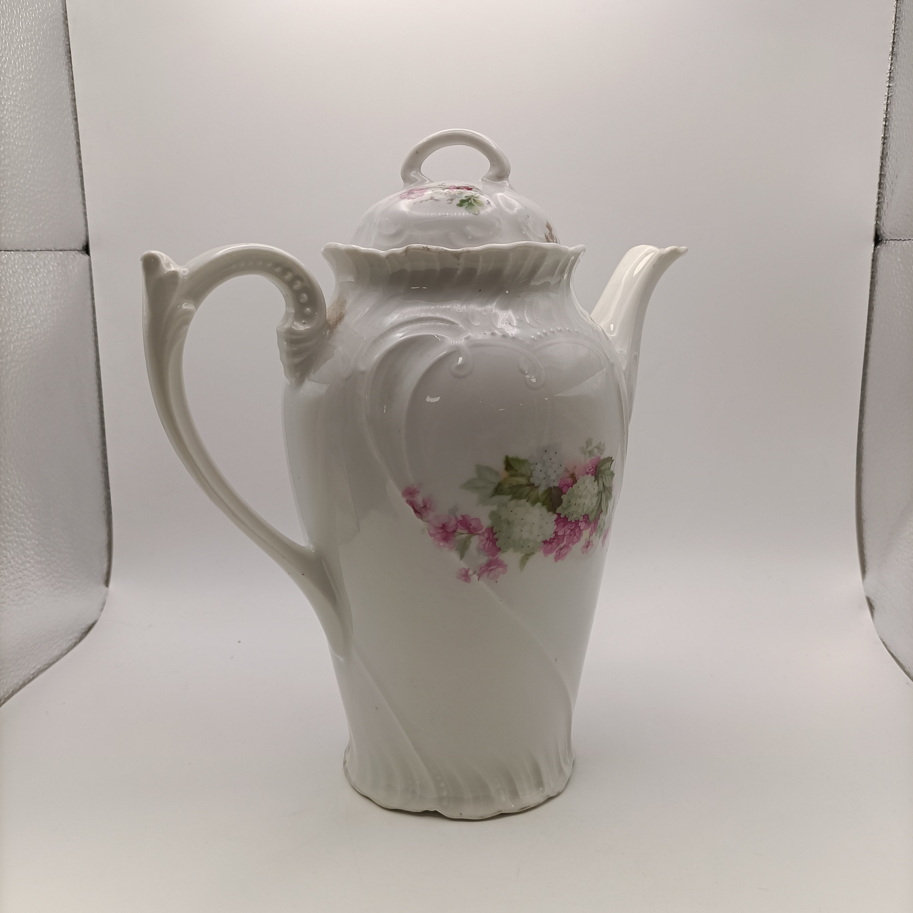 Voir photo 4 de Cafetière théière faïence blanche décor floral rose style romantique 23 cm Cafetière théière faïence blanche décor floral rose style romantique 23 cm reconditionné photo 4