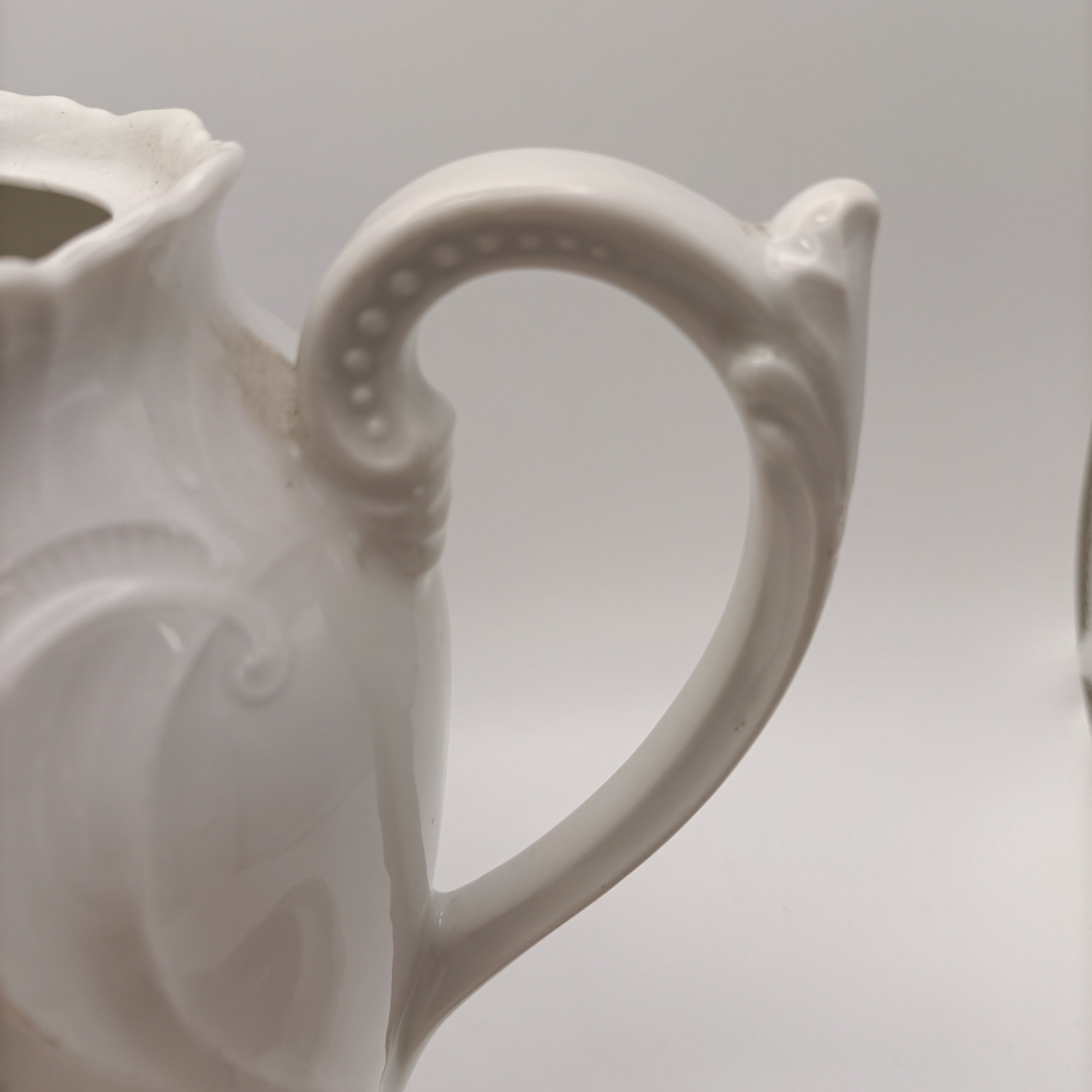 Voir photo 9 de Cafetière théière faïence blanche décor floral rose style romantique 23 cm Cafetière théière faïence blanche décor floral rose style romantique 23 cm reconditionné photo 9