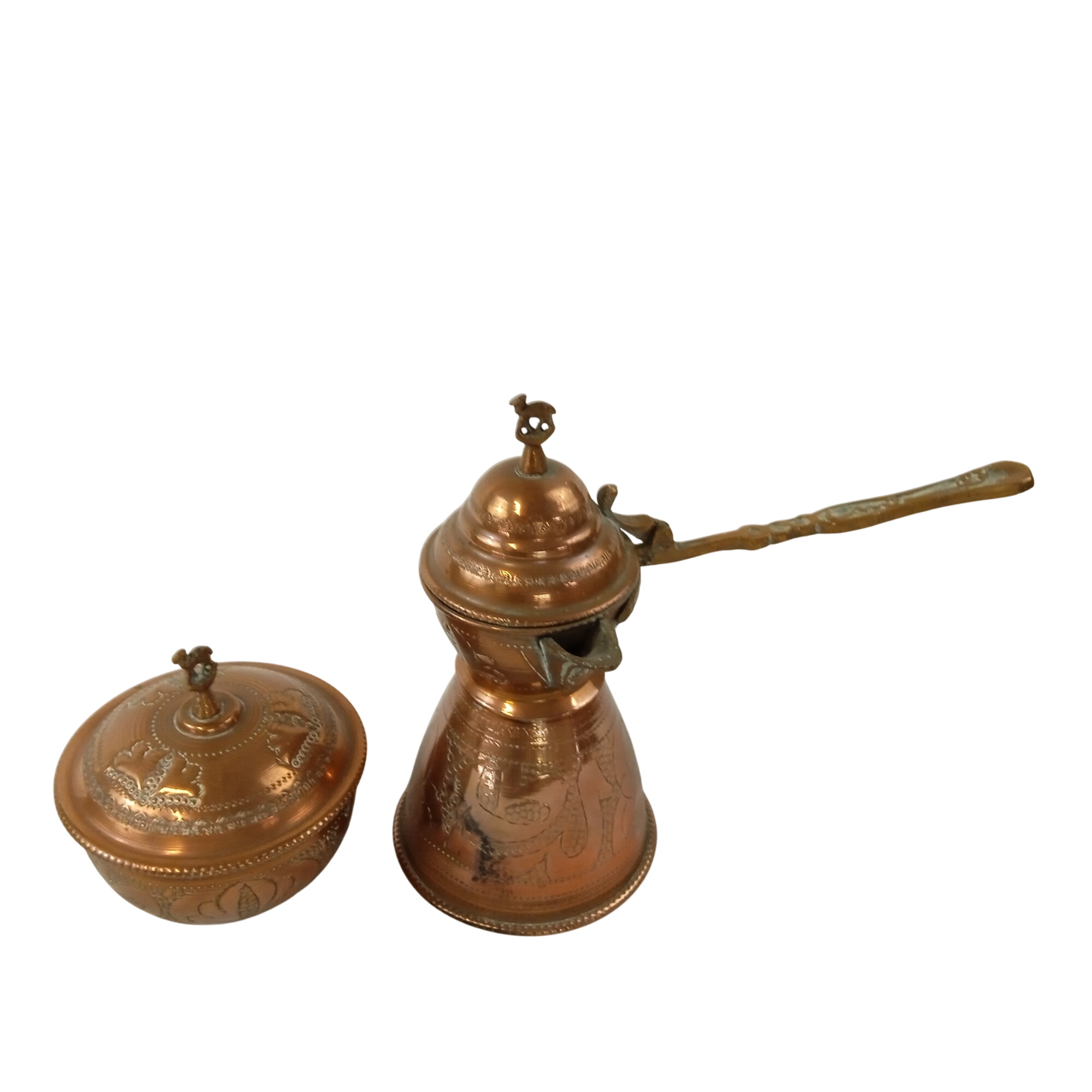 Cafetière turc avec sucrier en relief oriental en cuivre faite à la main Bon état - 34,00 € Cafetière turc avec sucrier en relief oriental en cuivre faite à la main Bon état reconditionné disponible sur Label Emmaüs