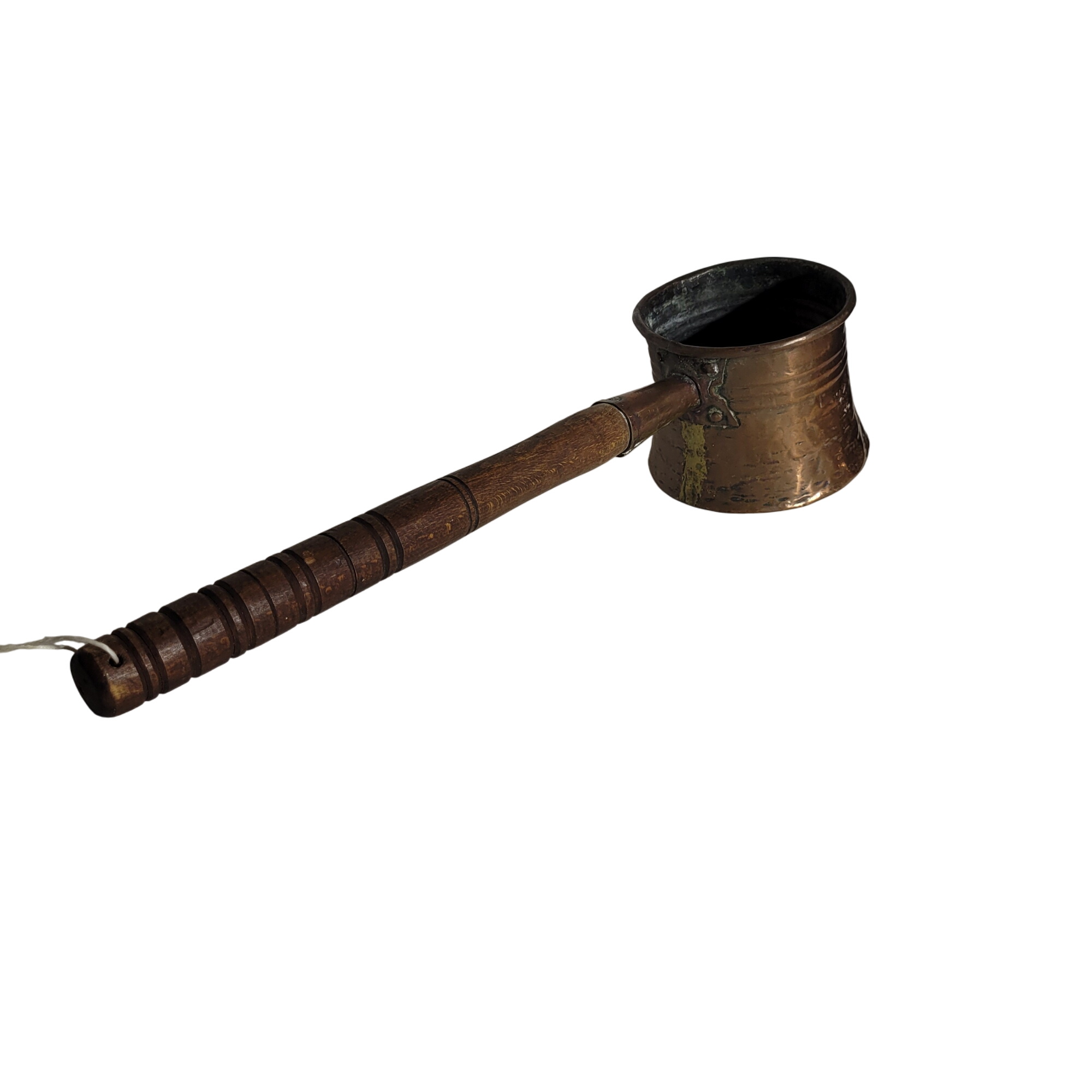 Cafetière turque en cuivre étamé manche bois tourné - 12,00 € Cafetière turque en cuivre étamé manche bois tourné reconditionné disponible sur Label Emmaüs
