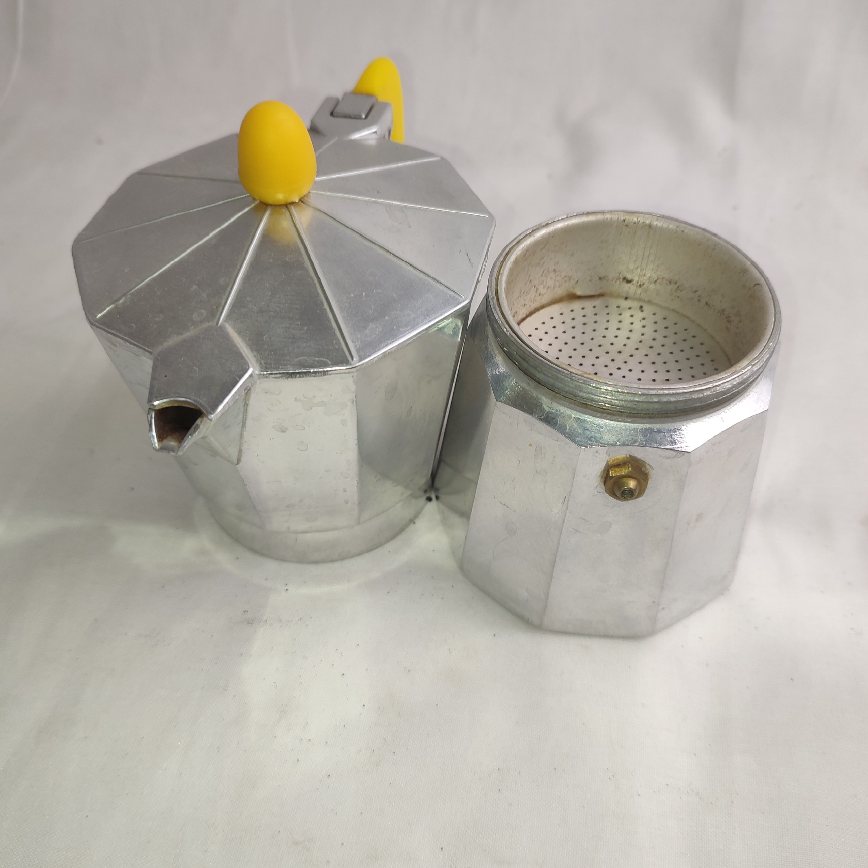 Voir photo 2 de Cafetière Vintage à l'Italienne Jaune des Années 60/70 en Aluminium et Bakélite Cafetière Vintage à l'Italienne Jaune des Années 60/70 en Aluminium et Bakélite État correct reconditionné photo 2