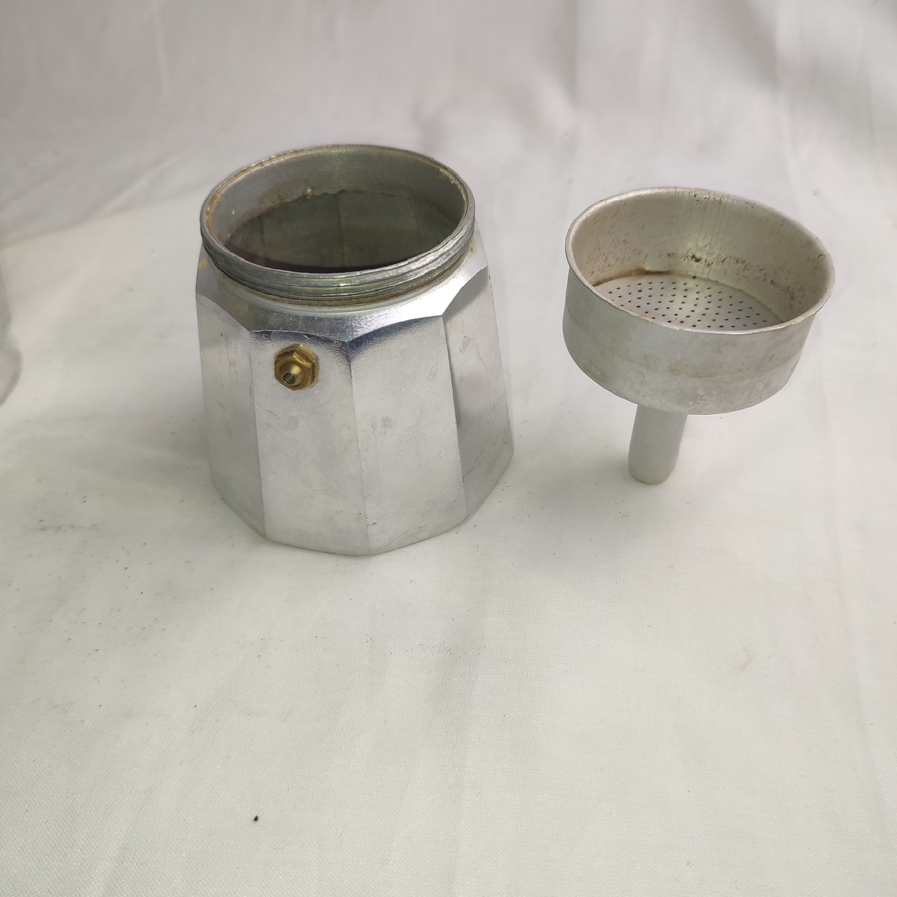 Voir photo 4 de Cafetière Vintage à l'Italienne Jaune des Années 60/70 en Aluminium et Bakélite Cafetière Vintage à l'Italienne Jaune des Années 60/70 en Aluminium et Bakélite État correct reconditionné photo 4