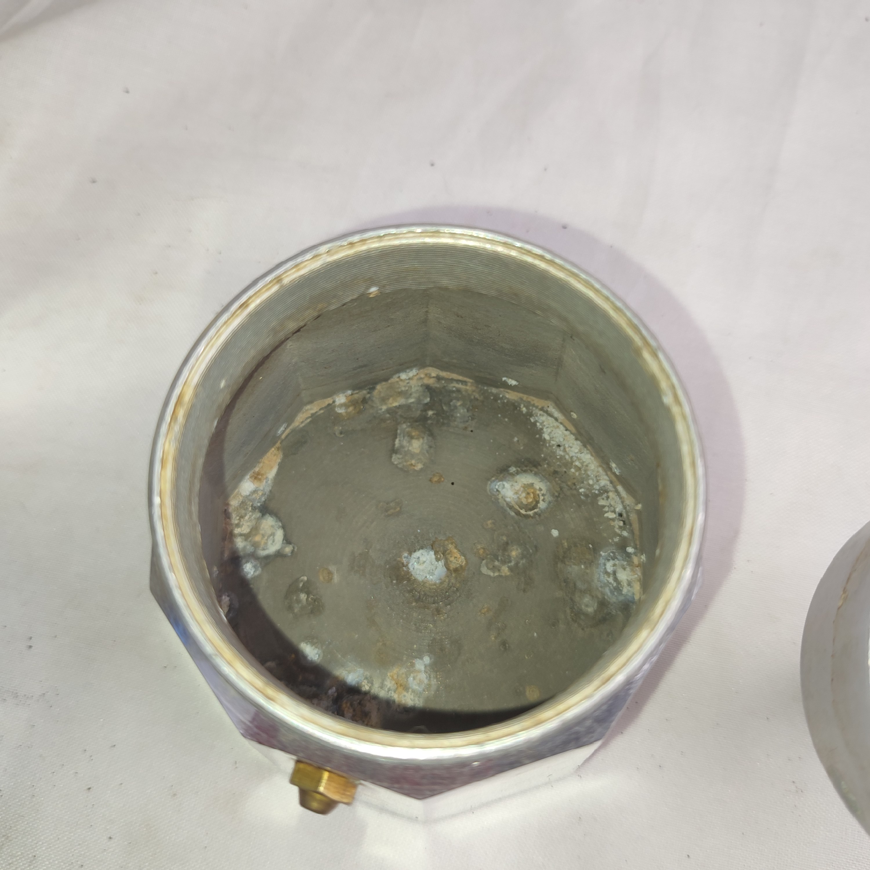 Voir photo 5 de Cafetière Vintage à l'Italienne Jaune des Années 60/70 en Aluminium et Bakélite Cafetière Vintage à l'Italienne Jaune des Années 60/70 en Aluminium et Bakélite État correct reconditionné photo 5