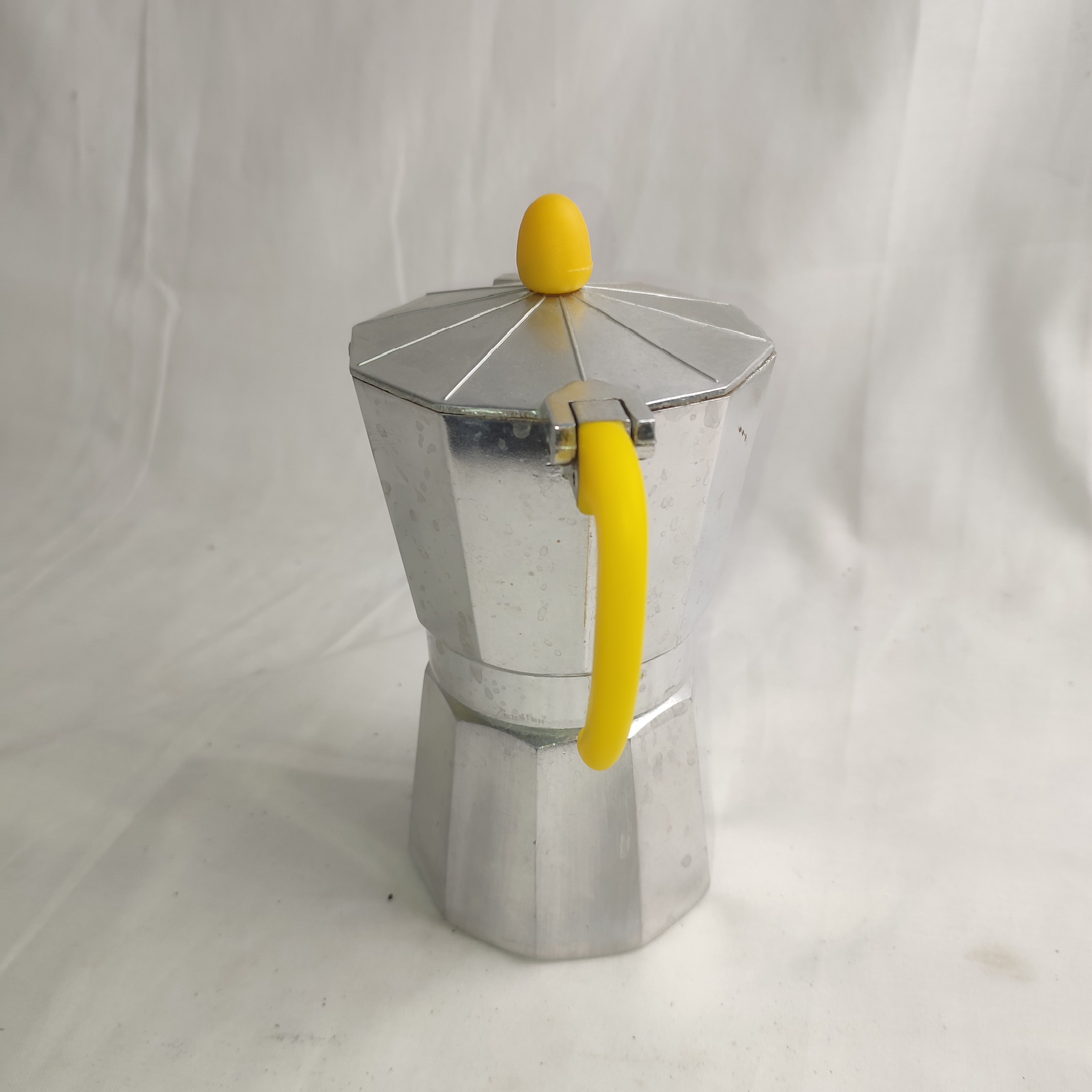 Voir photo 6 de Cafetière Vintage à l'Italienne Jaune des Années 60/70 en Aluminium et Bakélite Cafetière Vintage à l'Italienne Jaune des Années 60/70 en Aluminium et Bakélite État correct reconditionné photo 6