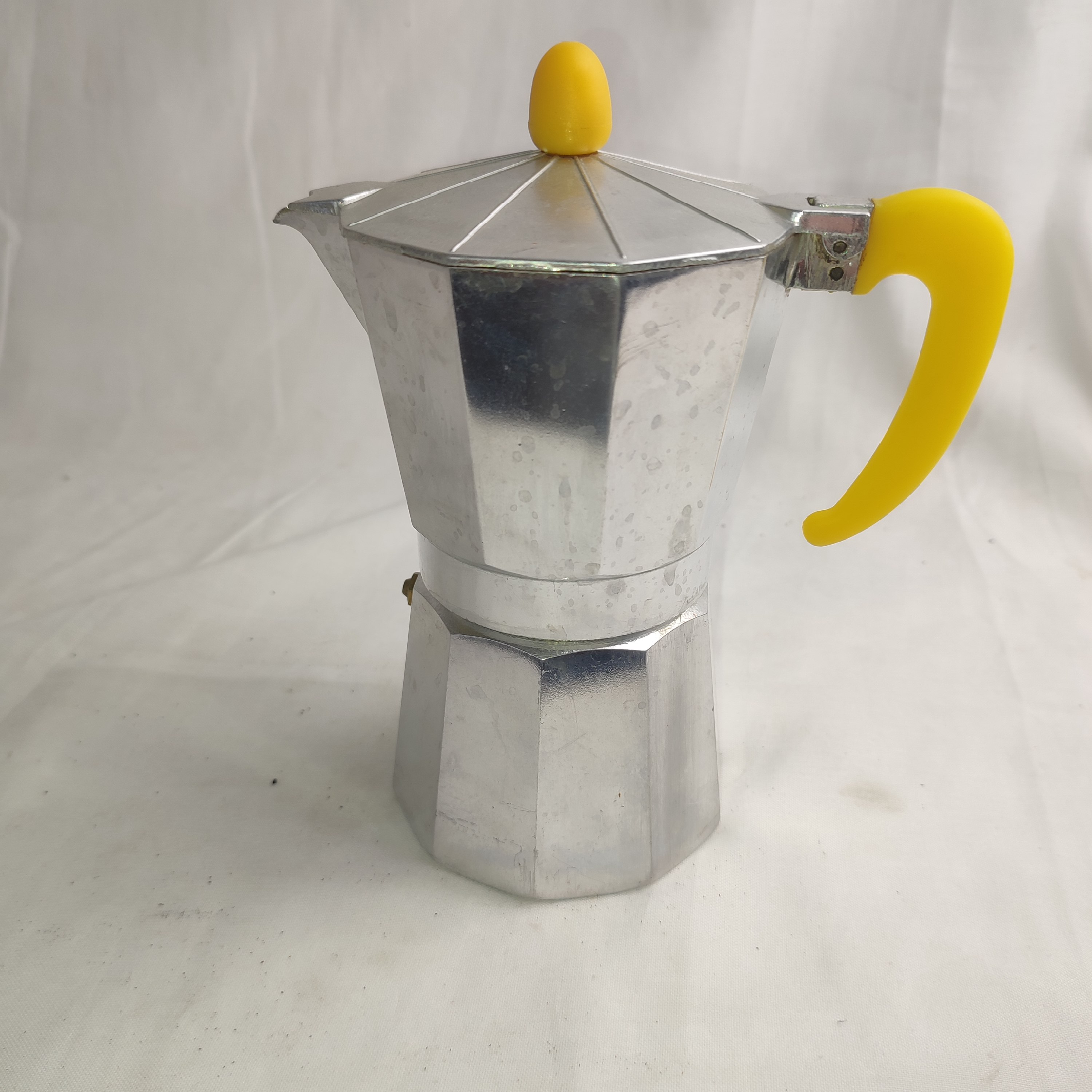 Voir photo 7 de Cafetière Vintage à l'Italienne Jaune des Années 60/70 en Aluminium et Bakélite Cafetière Vintage à l'Italienne Jaune des Années 60/70 en Aluminium et Bakélite État correct reconditionné photo 7