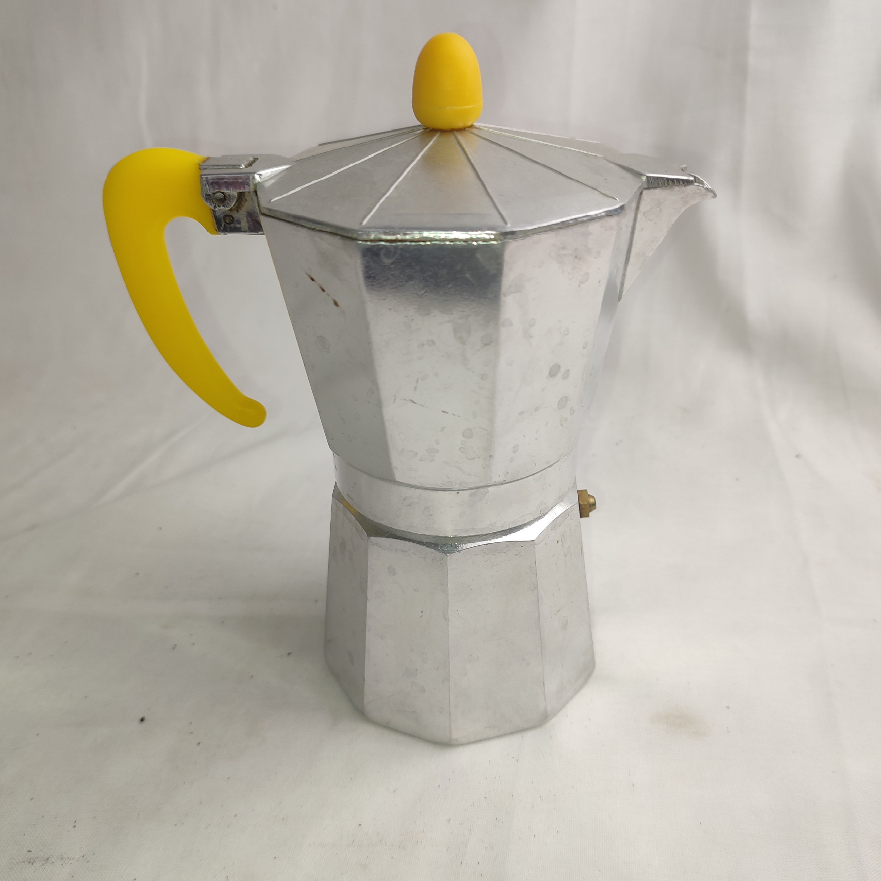 Voir photo 9 de Cafetière Vintage à l'Italienne Jaune des Années 60/70 en Aluminium et Bakélite Cafetière Vintage à l'Italienne Jaune des Années 60/70 en Aluminium et Bakélite État correct reconditionné photo 9