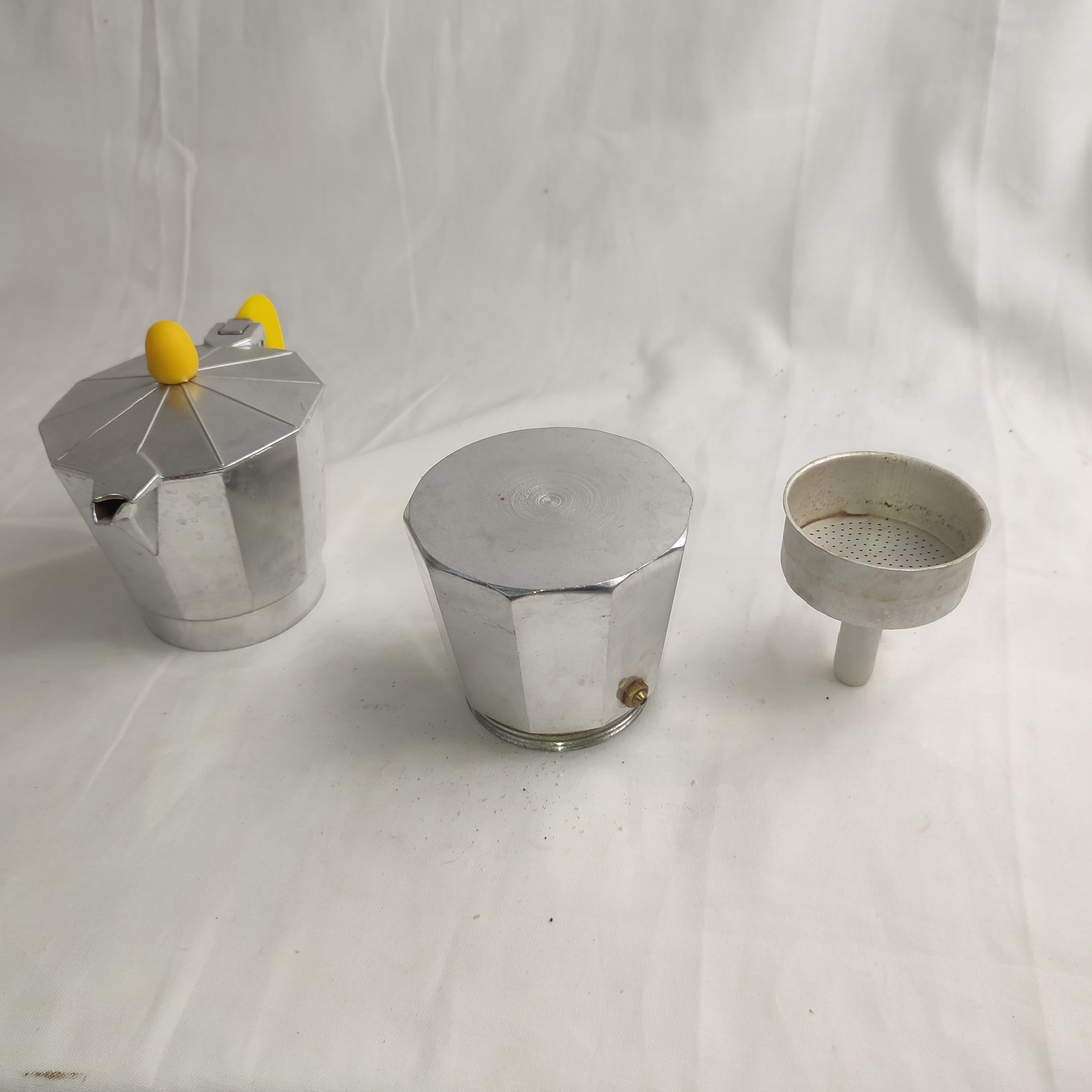 Cafetière Vintage à l'Italienne Jaune des Années 60/70 en Aluminium et Bakélite État correct - 12,50 € Cafetière Vintage à l'Italienne Jaune des Années 60/70 en Aluminium et Bakélite État correct reconditionné disponible sur Label Emmaüs