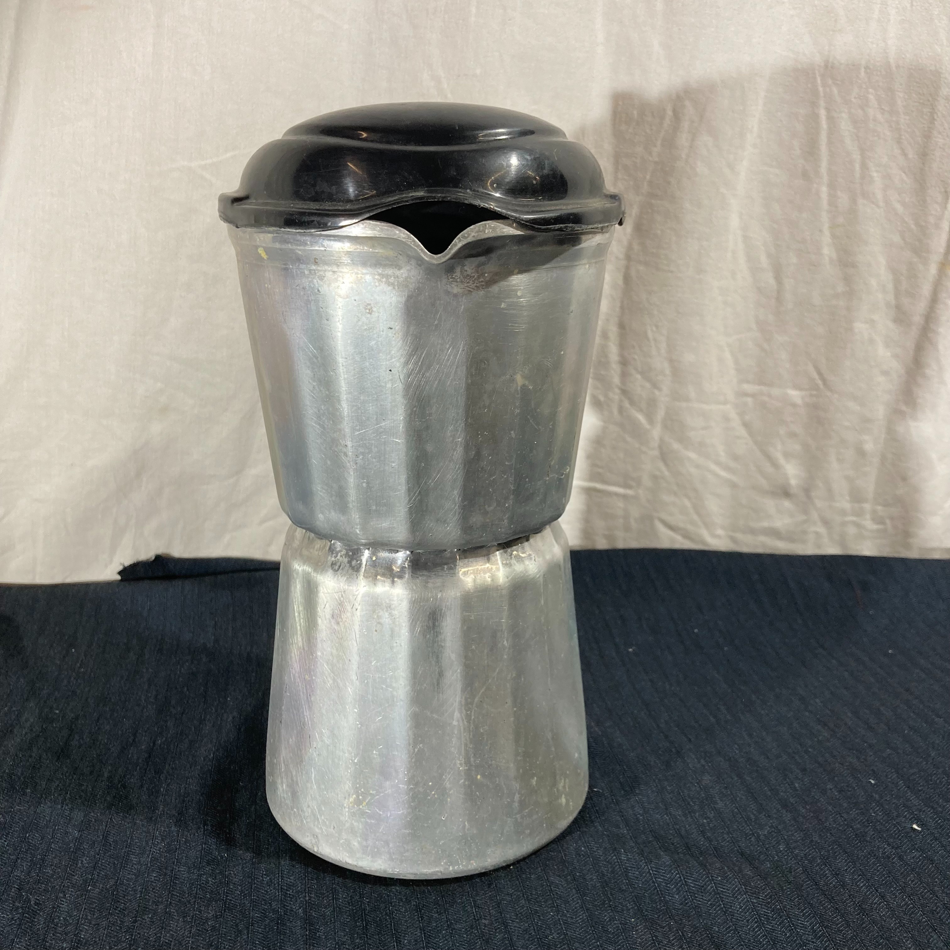 Voir photo 2 de Cafetière Vintage SEB Express – Aluminium & Bakélite – Années 60/70 Cafetière Vintage SEB Express – Aluminium & Bakélite – Années 60/70 Bon état reconditionné photo 2