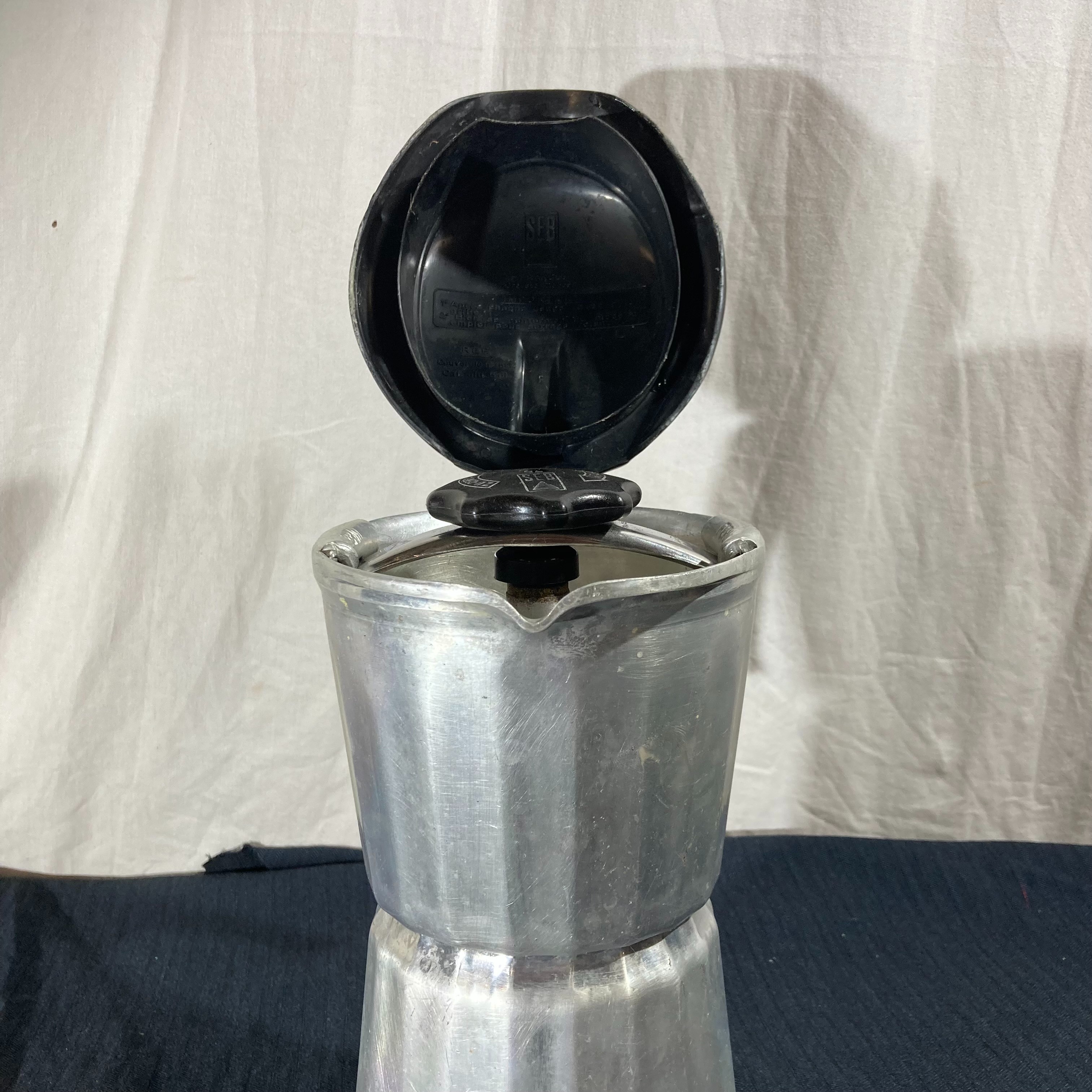 Voir photo 3 de Cafetière Vintage SEB Express – Aluminium & Bakélite – Années 60/70 Cafetière Vintage SEB Express – Aluminium & Bakélite – Années 60/70 Bon état reconditionné photo 3