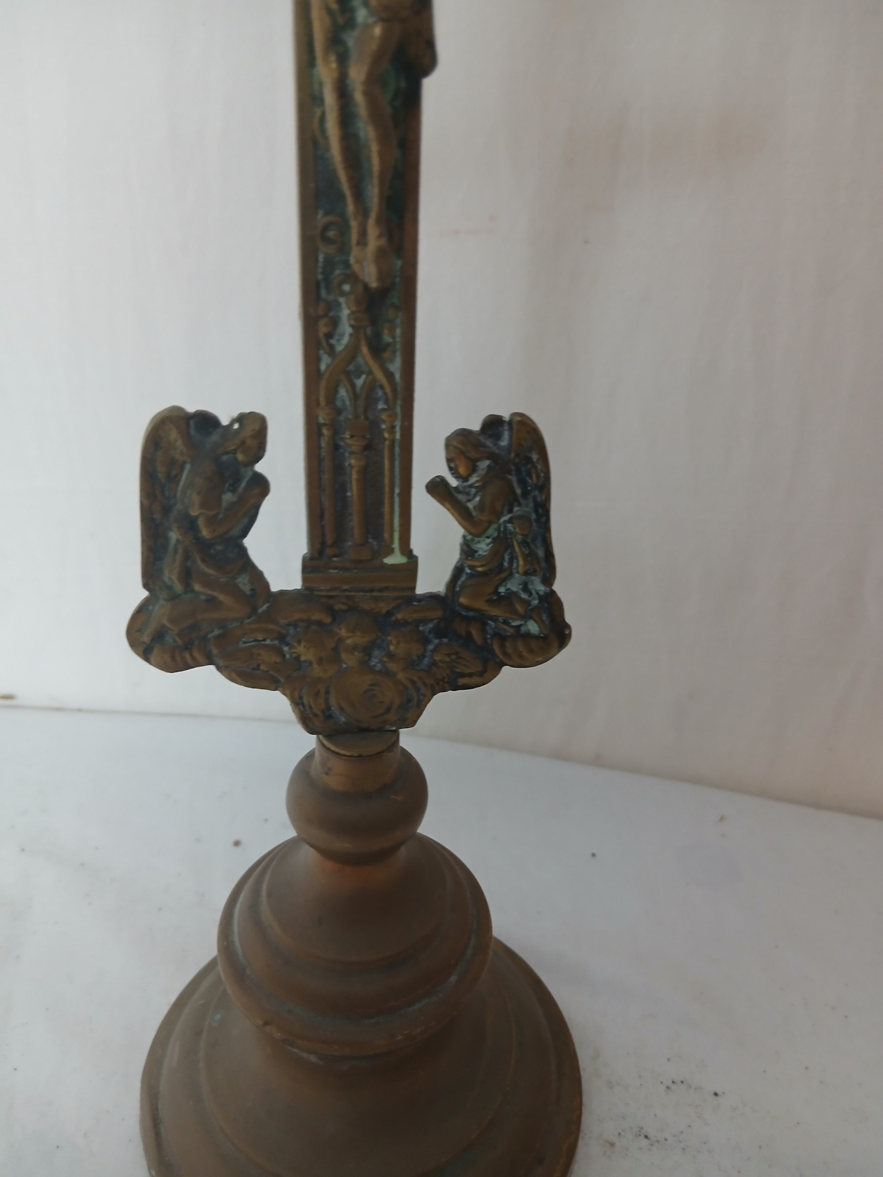 Voir photo 2 de Calvaire en laiton , Christ en croix et deux anges . Hauteur 30cm Calvaire en laiton , Christ en croix et deux anges . Hauteur 30cm Bon état reconditionné photo 2
