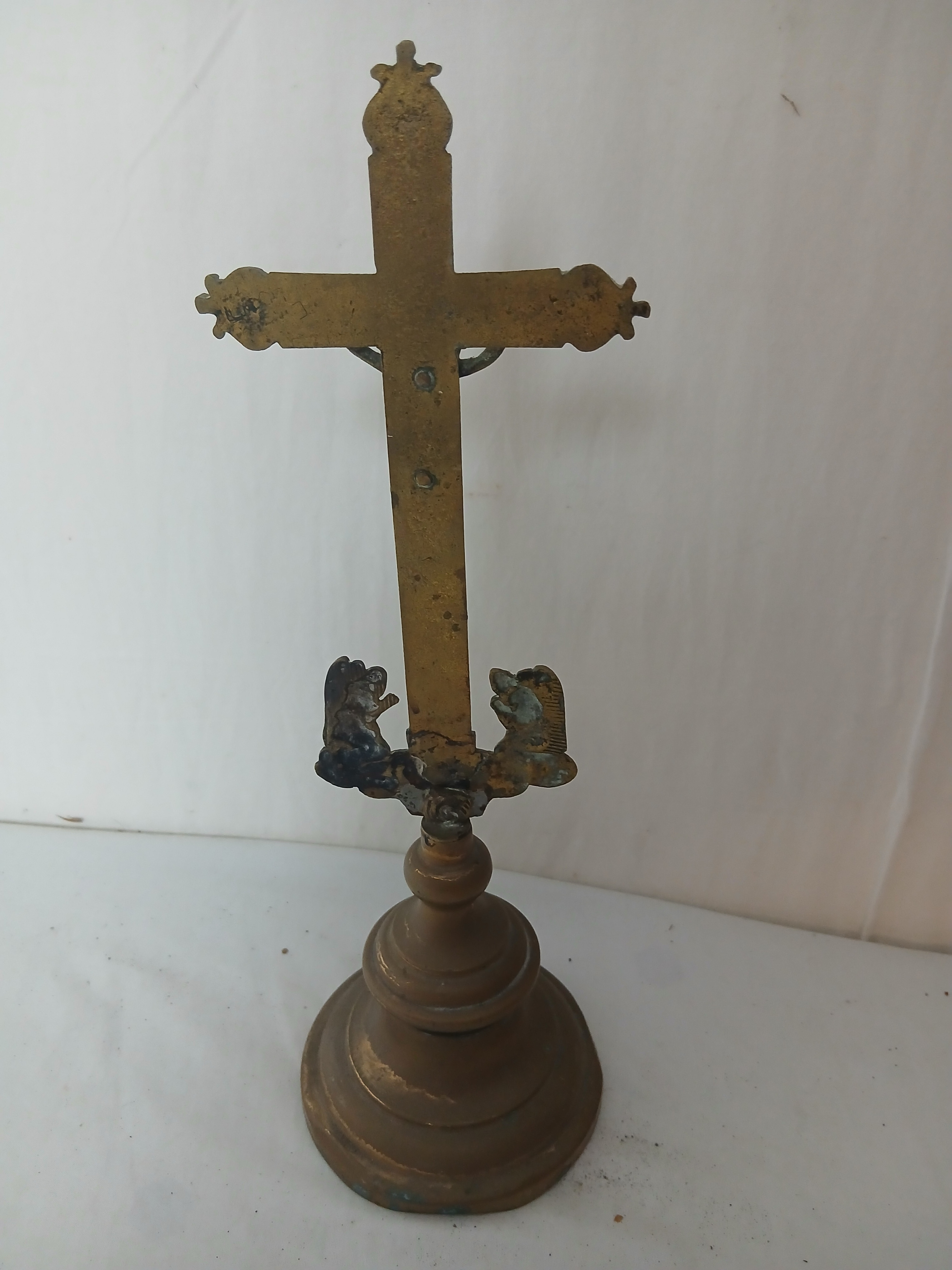 Voir photo 3 de Calvaire en laiton , Christ en croix et deux anges . Hauteur 30cm Calvaire en laiton , Christ en croix et deux anges . Hauteur 30cm Bon état reconditionné photo 3