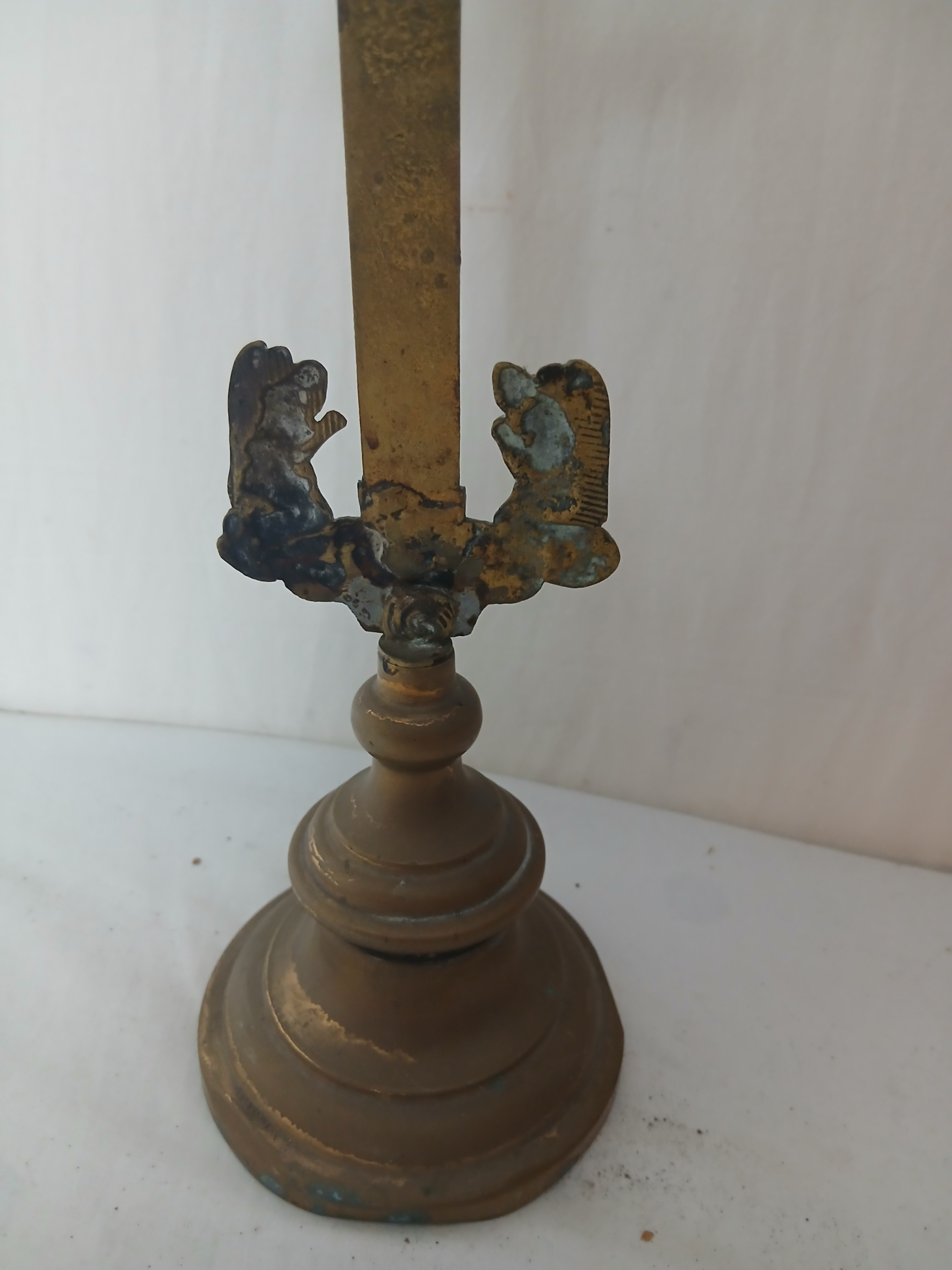Voir photo 4 de Calvaire en laiton , Christ en croix et deux anges . Hauteur 30cm Calvaire en laiton , Christ en croix et deux anges . Hauteur 30cm Bon état reconditionné photo 4