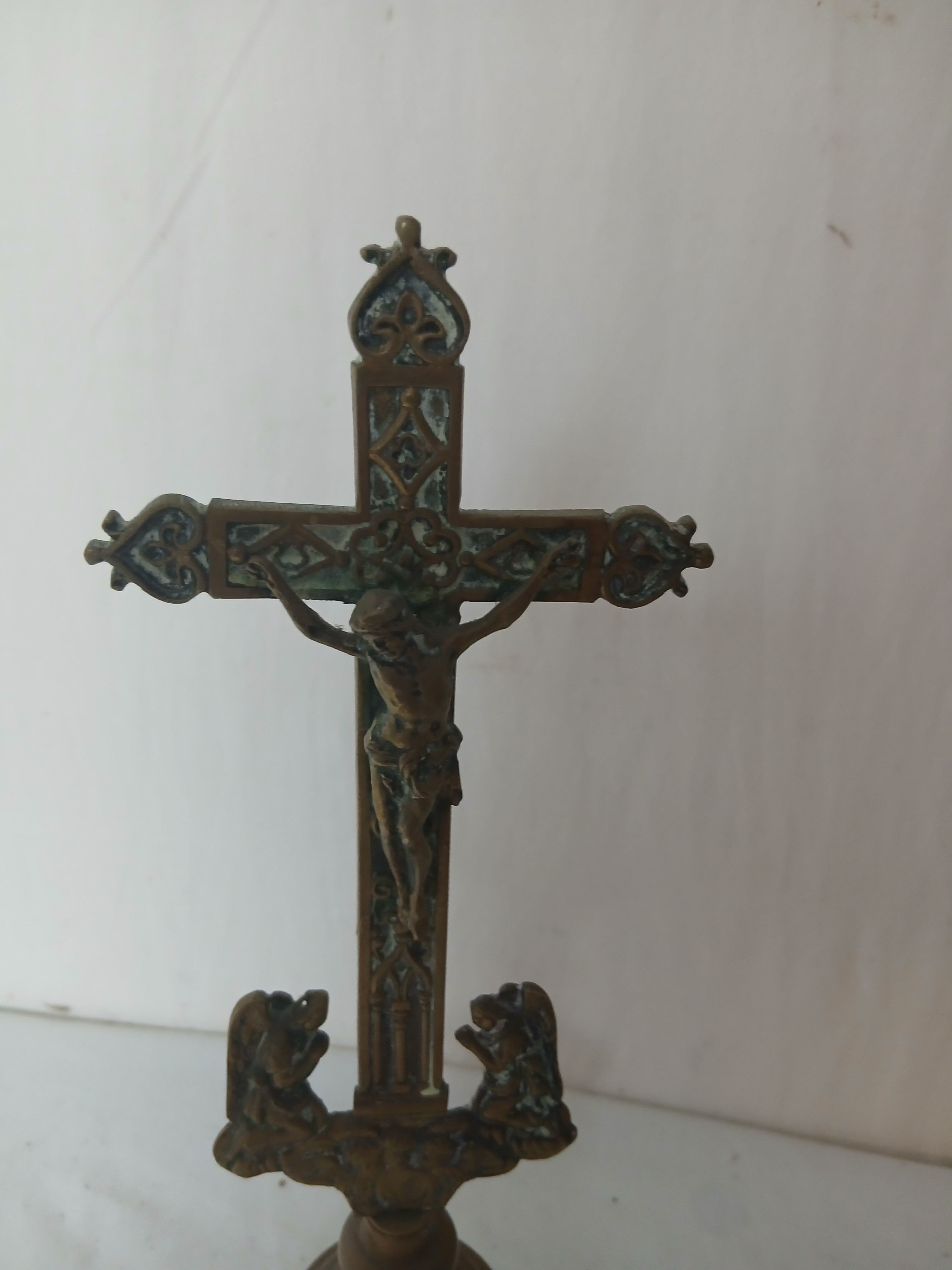Voir photo 5 de Calvaire en laiton , Christ en croix et deux anges . Hauteur 30cm Calvaire en laiton , Christ en croix et deux anges . Hauteur 30cm Bon état reconditionné photo 5